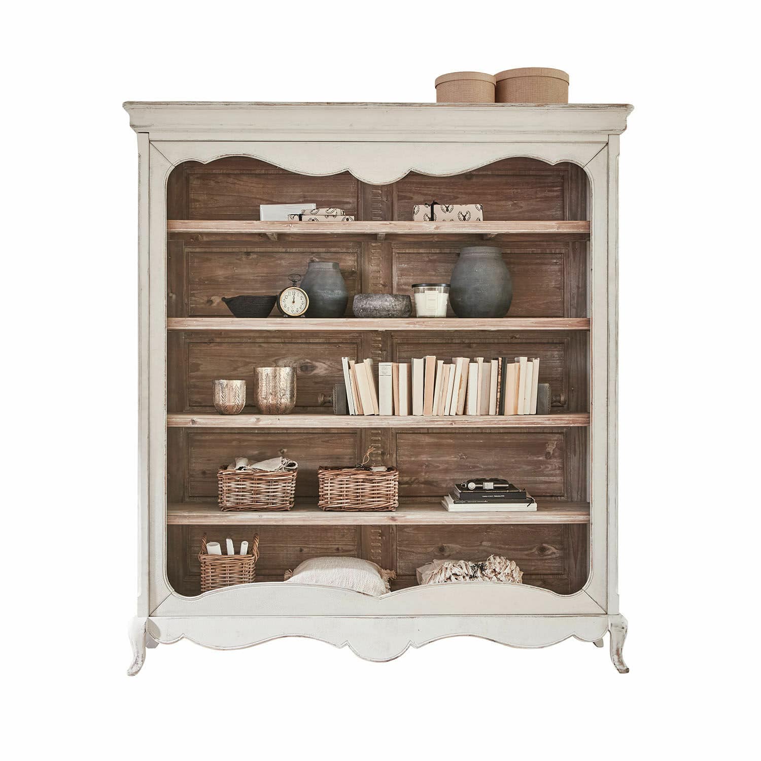 Étagère Langworth Vitrine en bois blanc style vintage avec étagères décorées de livres et objets pour salon