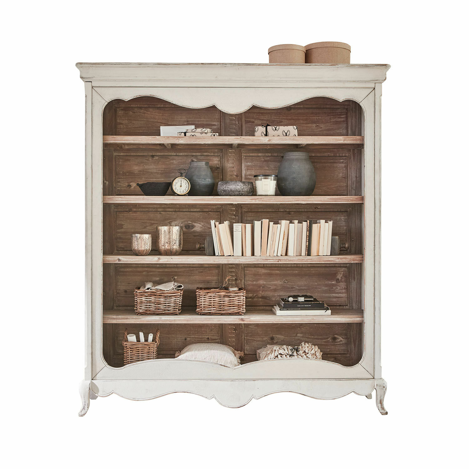 Étagère Langworth Vitrine en bois blanc style vintage avec étagères décorées de livres et objets pour salon