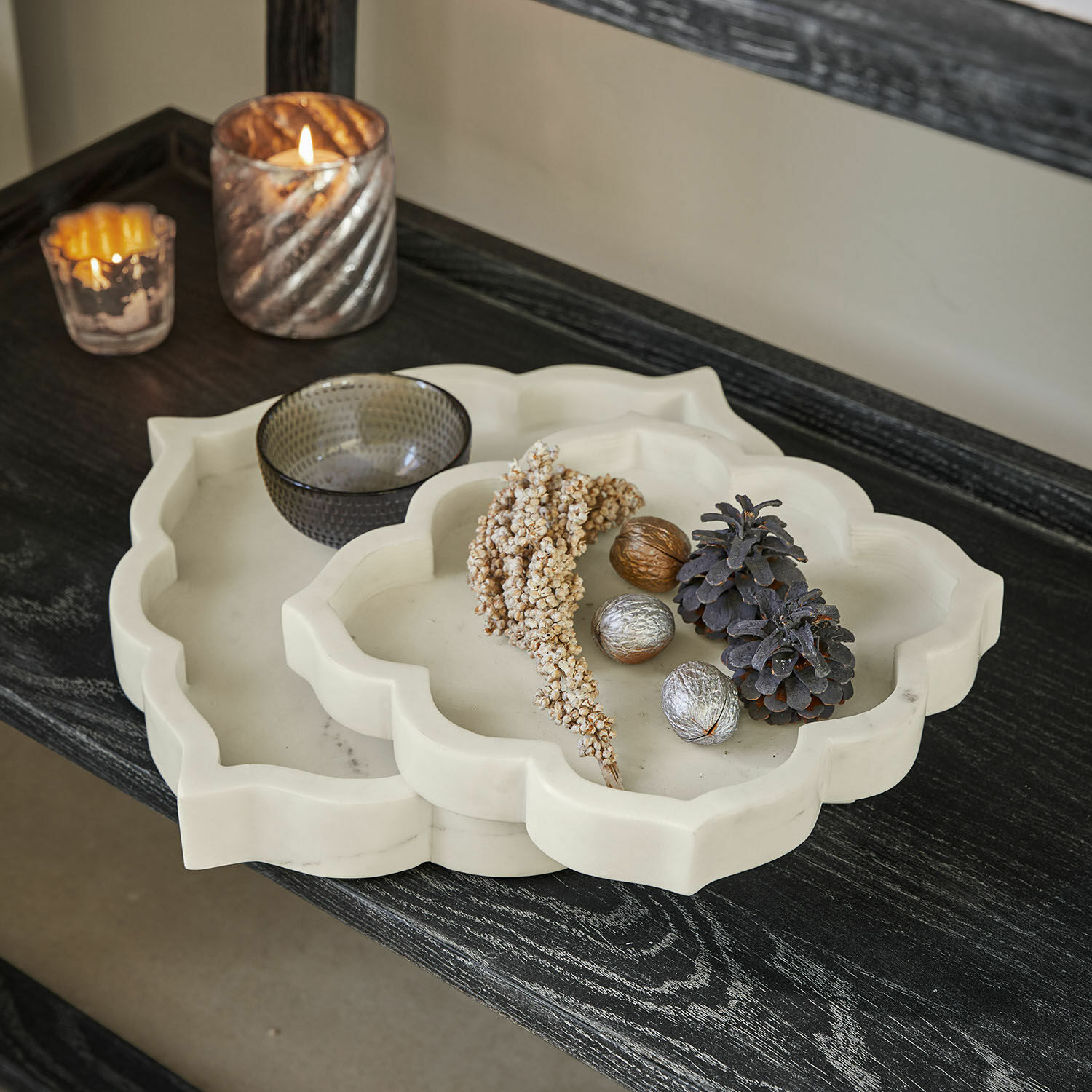 Lot de 2 coupelles plates Melisune Plateaux décoratifs en marbre blanc en forme de fleur sur une table en bois noir avec décorations