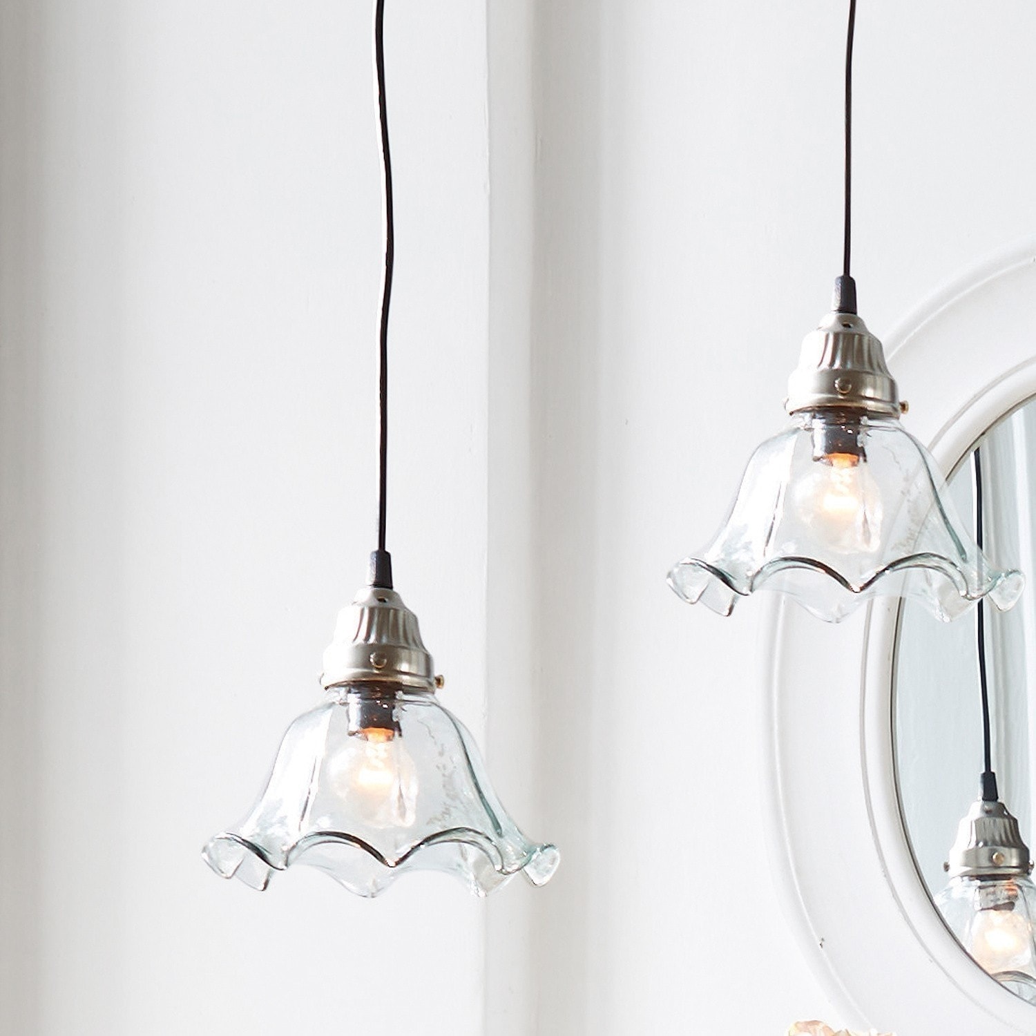 Suspension Noelle Suspension en verre avec abat-jour ondulé et fixation métallique dans un intérieur clair
