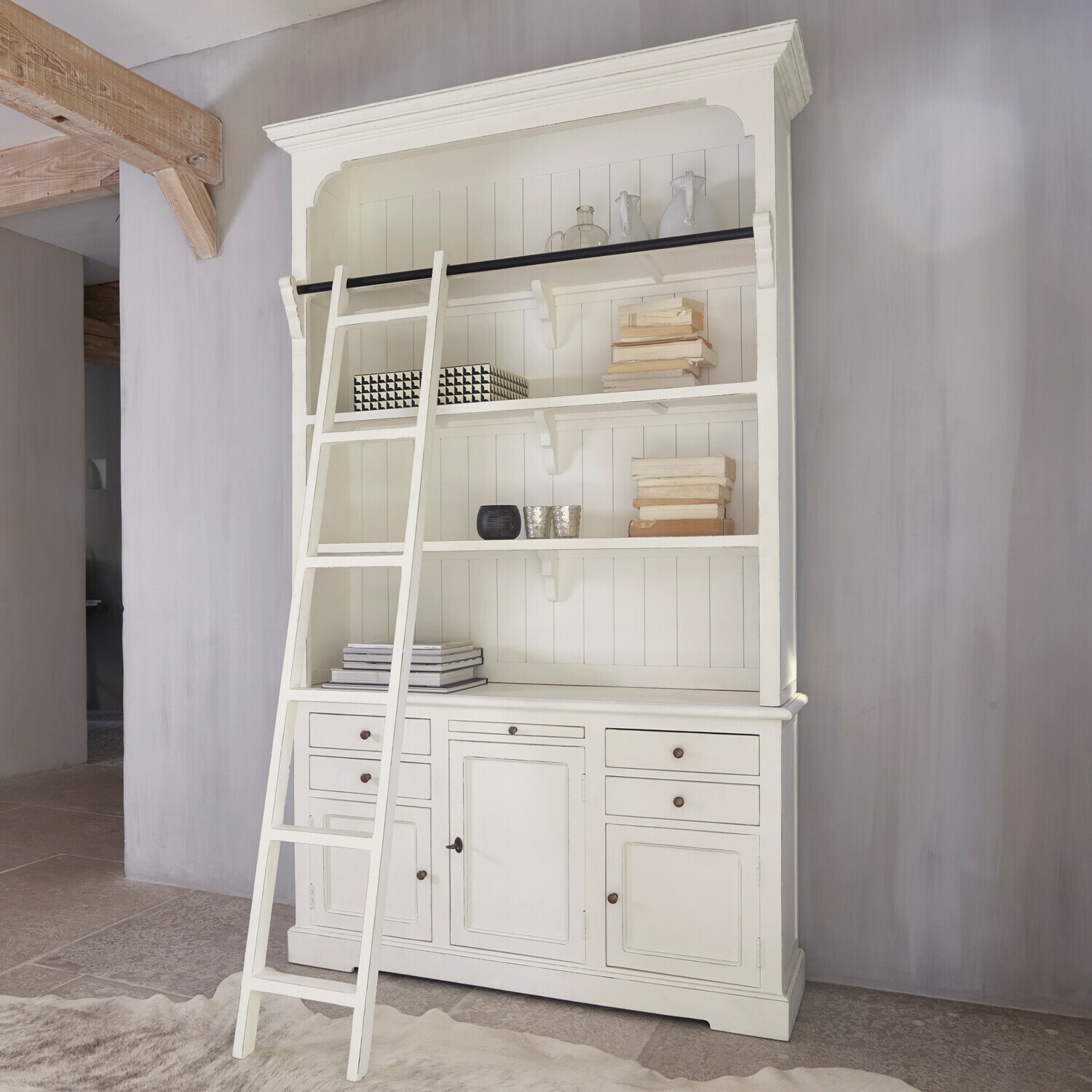 Witte houten boekenkast met ladder en planken, stijlvolle meubel voor woonkamer of kantoor