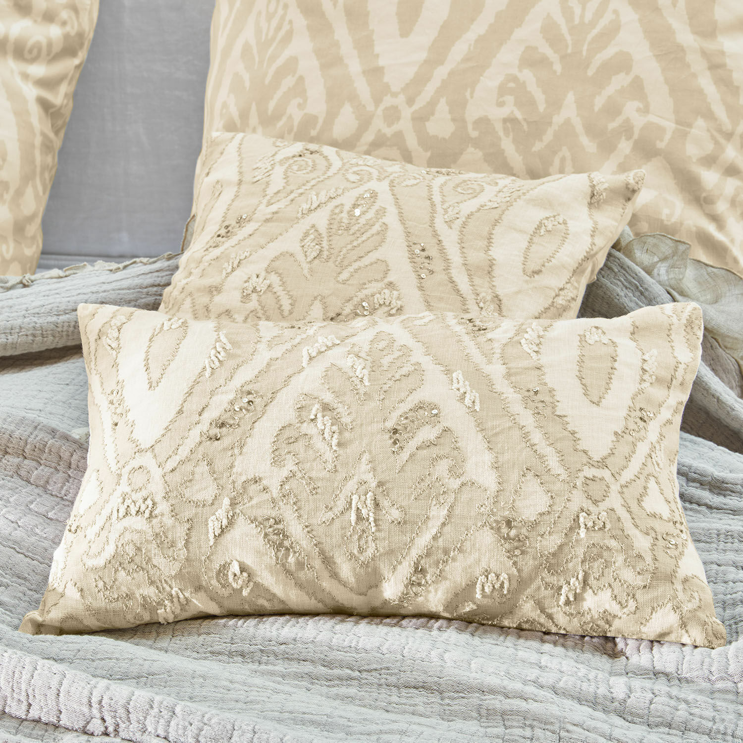 Kussenhoes set van 2 Armidale Beige decoratief kussen met geborduurd patroon en pailletten op zachte stof voor woonkamer