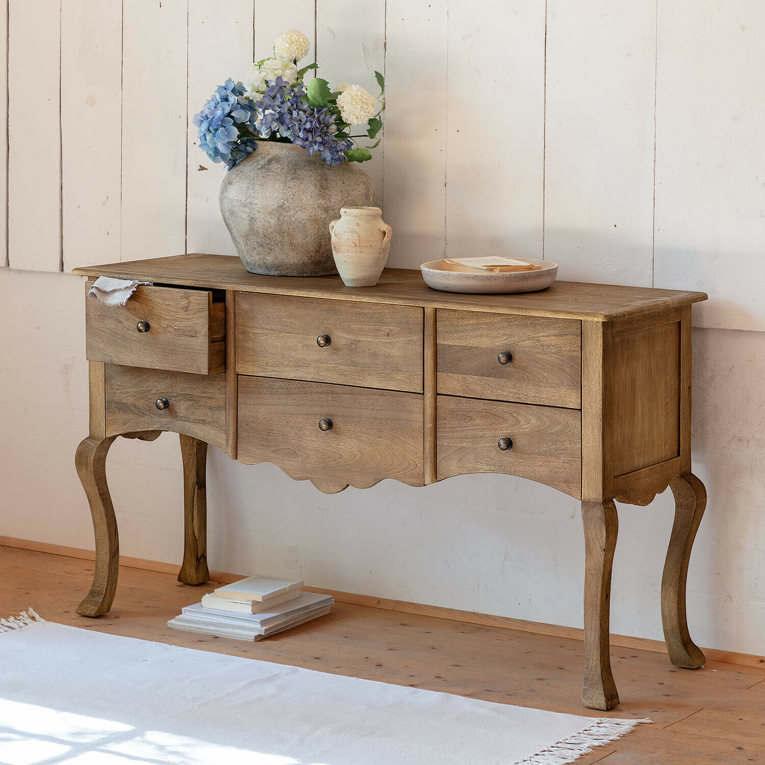 Ladekast Norelia Houten sidetable met vier lades en sierlijke poten in natuurlijke houtkleur