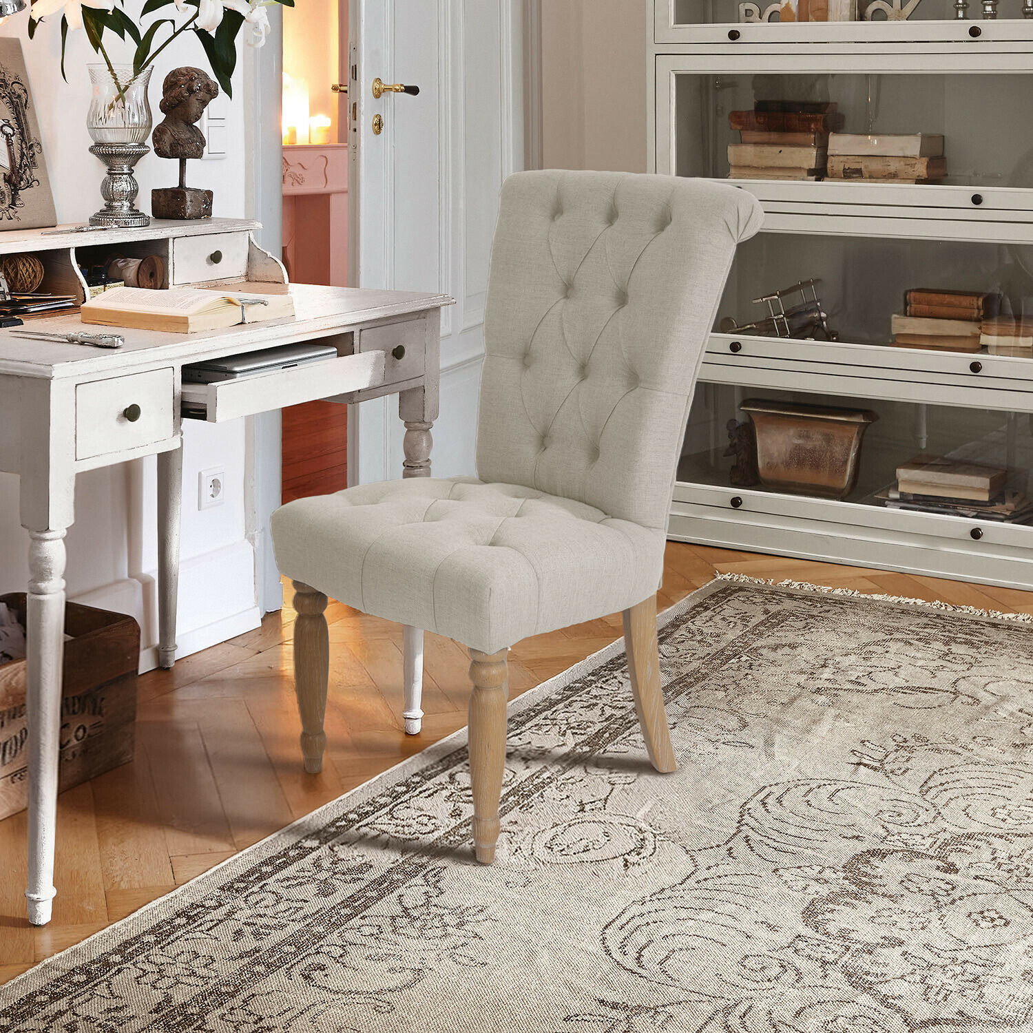 Stoel Claville Beige gestoffeerde stoel met houten poten in klassieke stijl voor kantoor of woonkamer
