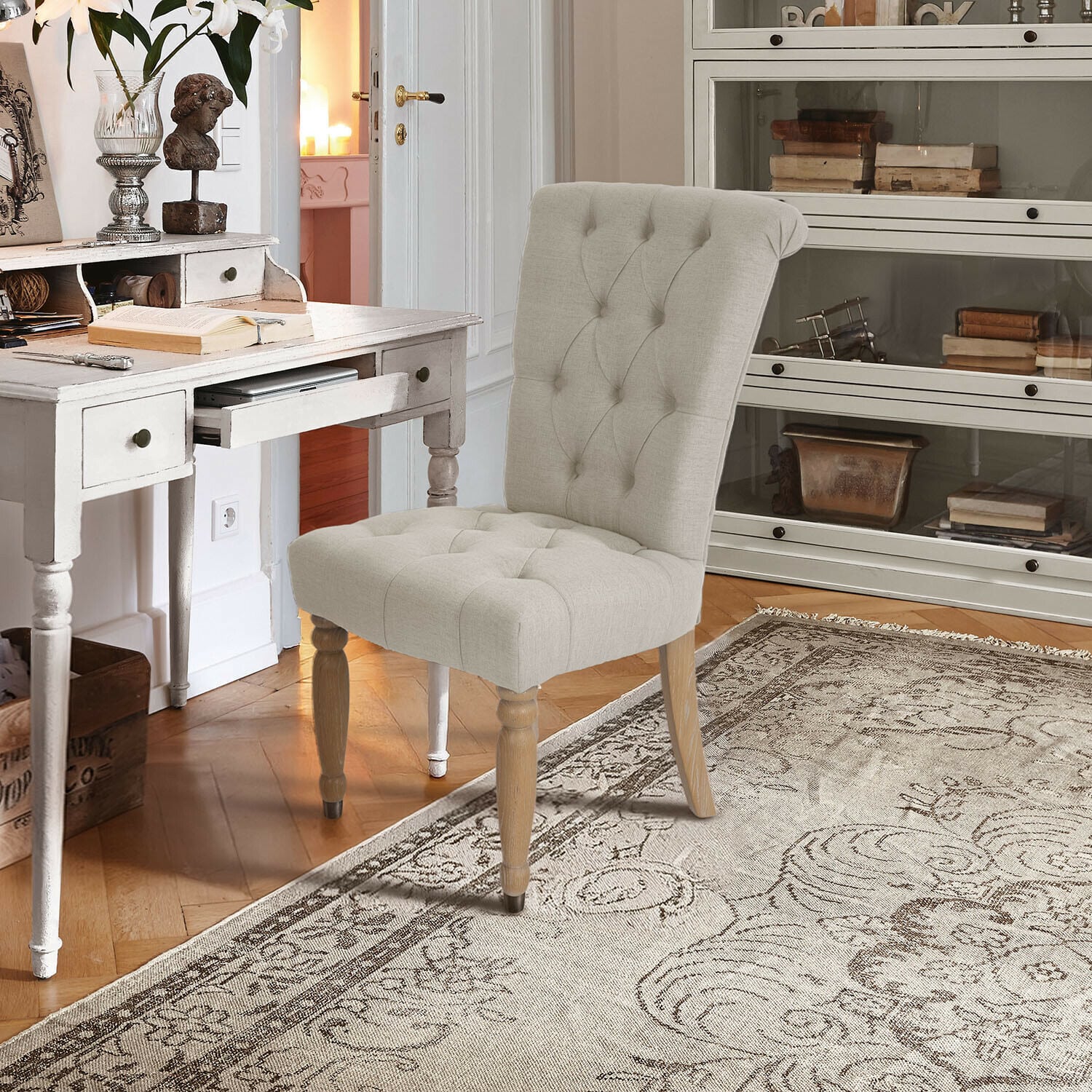 Stoel Claville Beige gestoffeerde stoel met houten poten in klassieke stijl voor kantoor of woonkamer