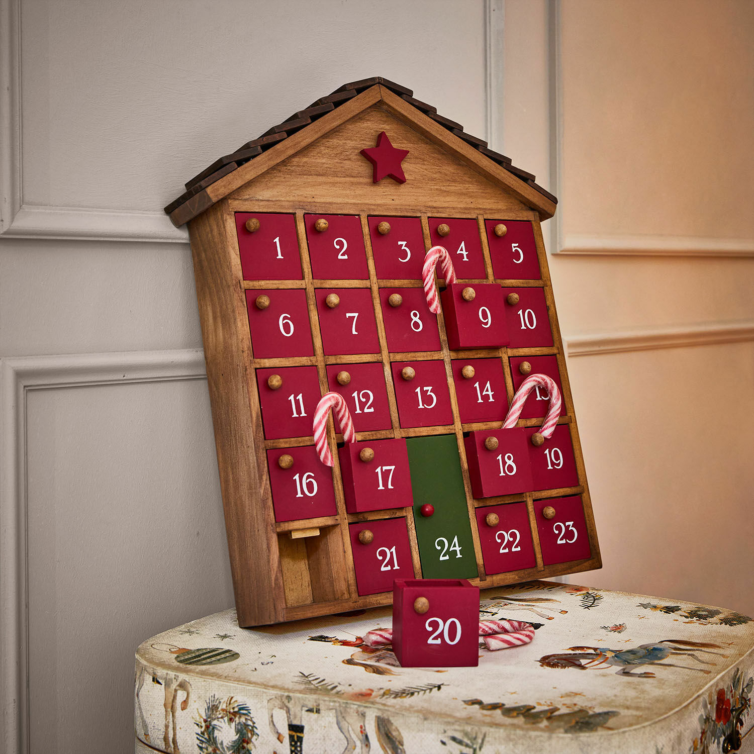 Adventskalender Zanari Houten adventskalender in huisvorm met rode deurtjes en groene deur 24, kerstdecoratie