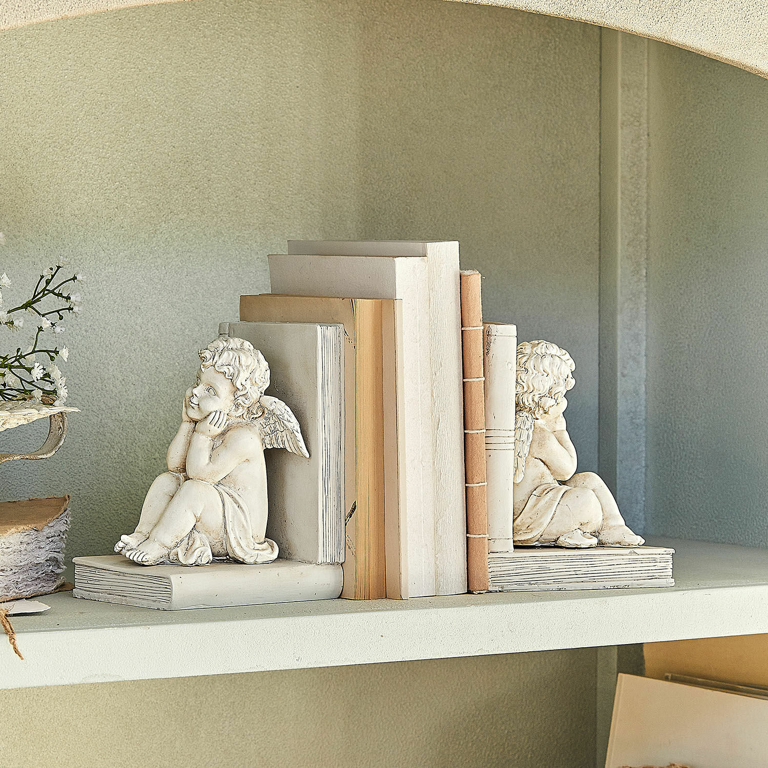 Boekensteun set van 2 Yrene Set witte boeksteunen van hars met zittende engelen op plank met boeken en decoratie