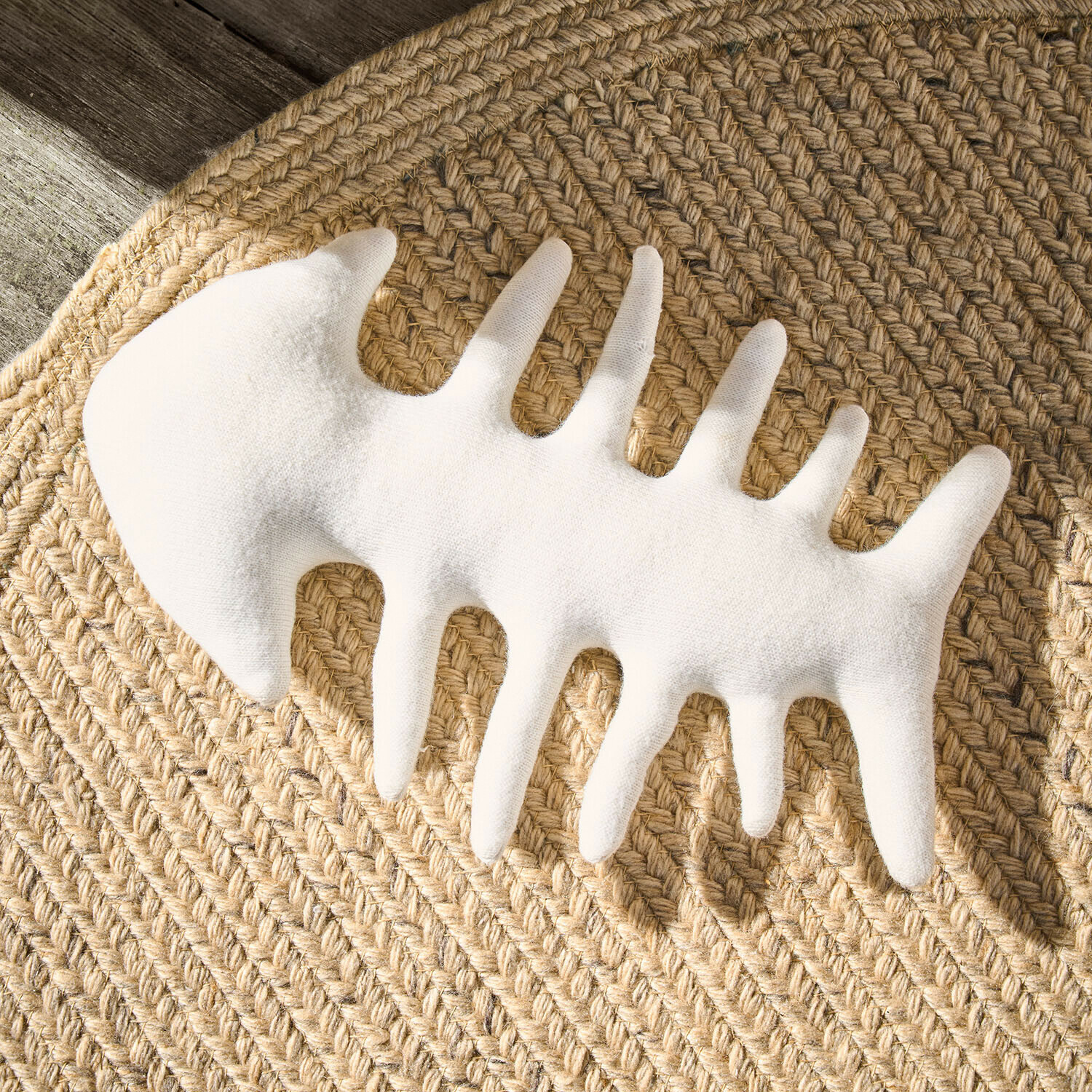 Jouet pour chien Oceravia Décoration blanche en forme d'ossature de poisson en tissu sur tapis en jute tressée