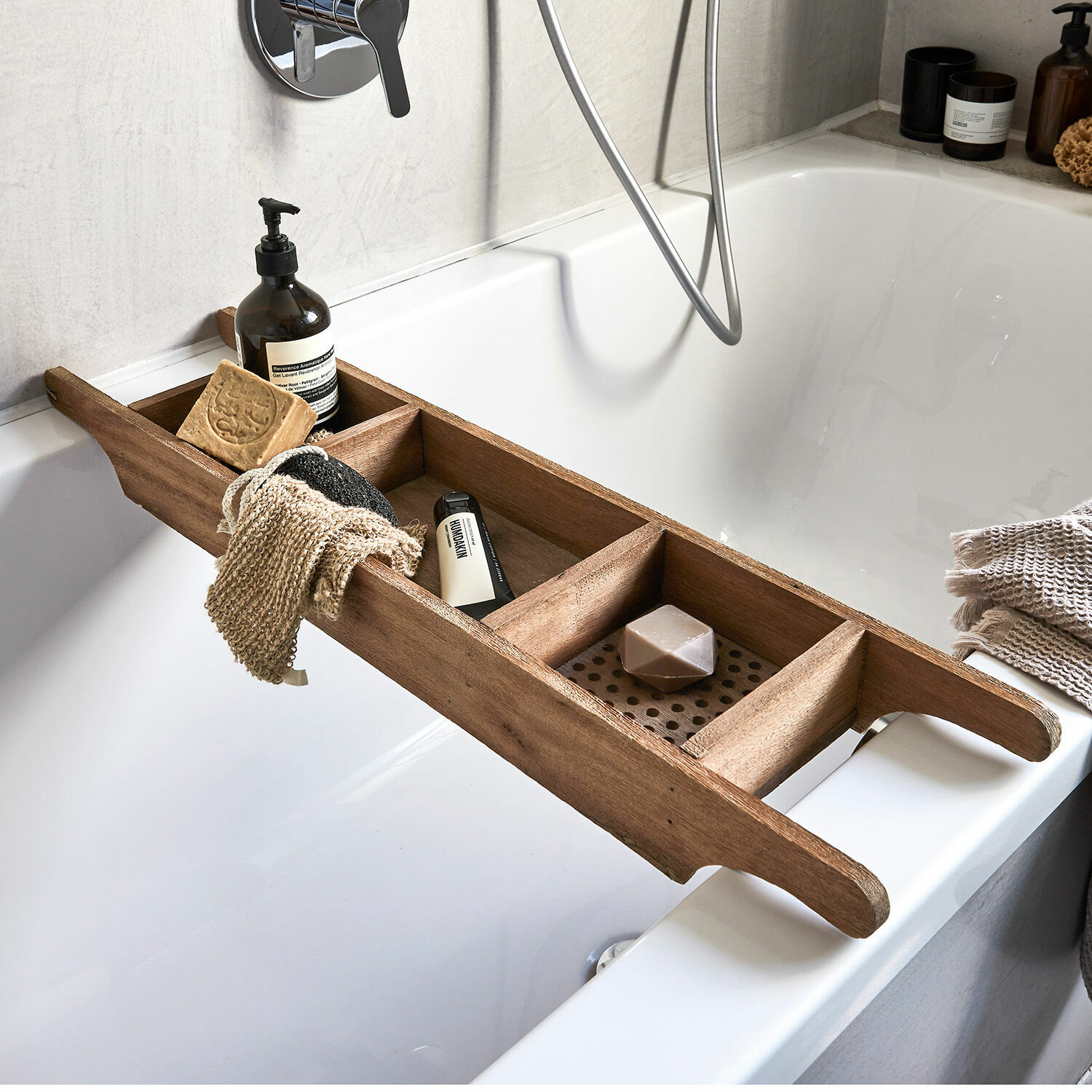 Étagère de baignoire en bois naturel avec savon, gant et produits de bain pour organisation pratique
