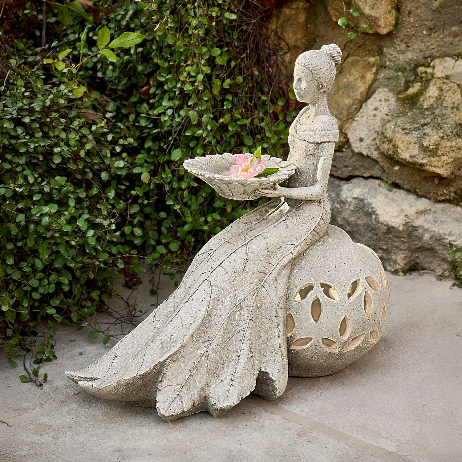 Decoratief figuurtje op zonne-energie Lendoria Tuinbeeld van een vrouw van grijs steen met schaal en bloemen, decoratie voor terras