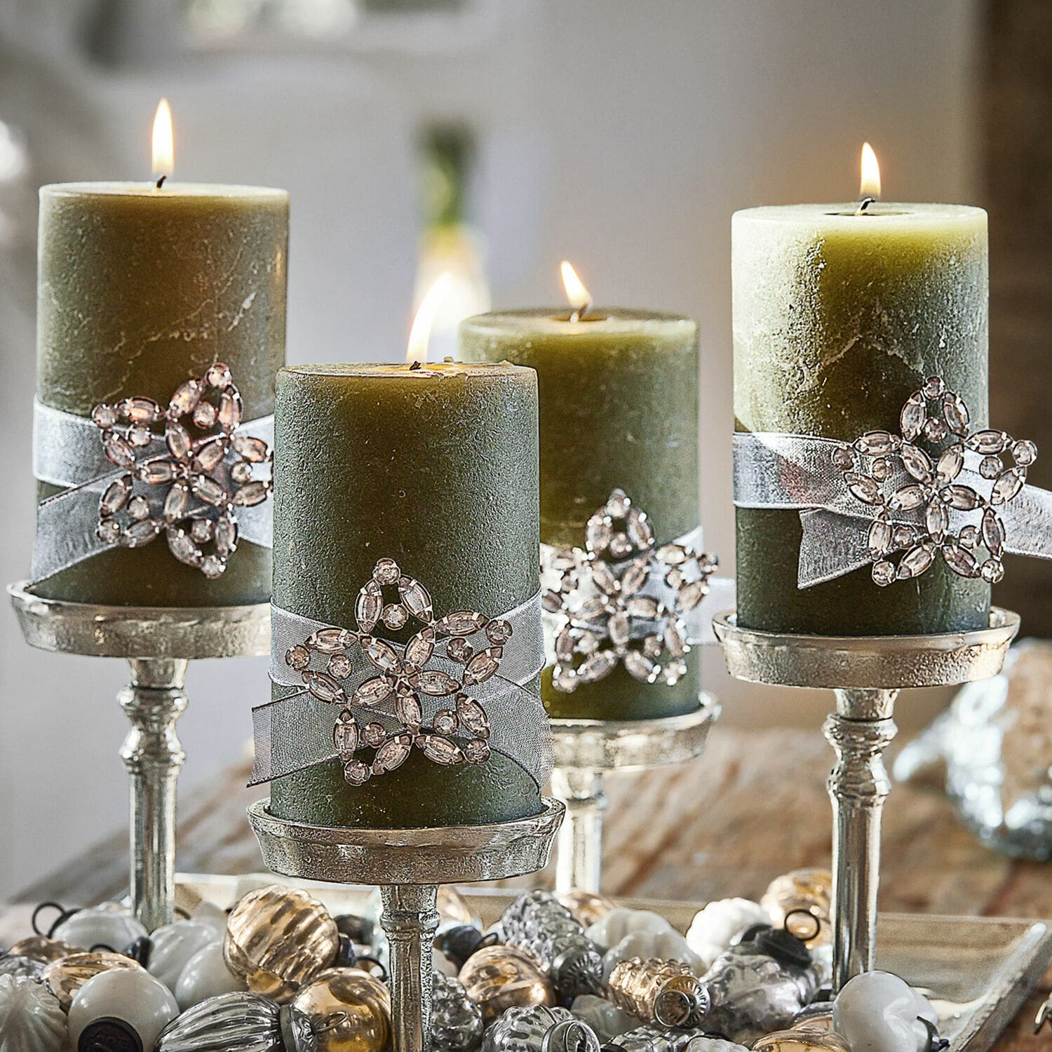 Sierpin set van 4 Custer Groene decoratieve kaarsen met kristallen sterren op zilveren kandelaars, feestelijke tafeldecoratie