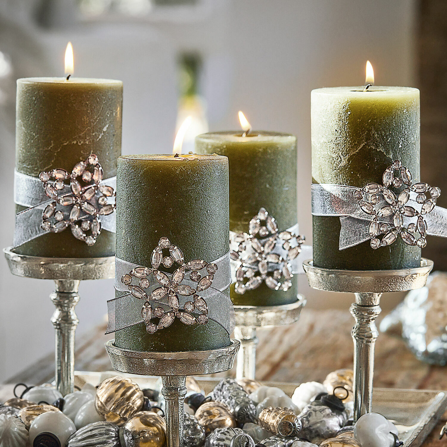 Lot de 4 pin’s décoratifs Custer Bougies vertes décoratives avec étoiles en cristal sur chandeliers argentés, décoration festive élégante