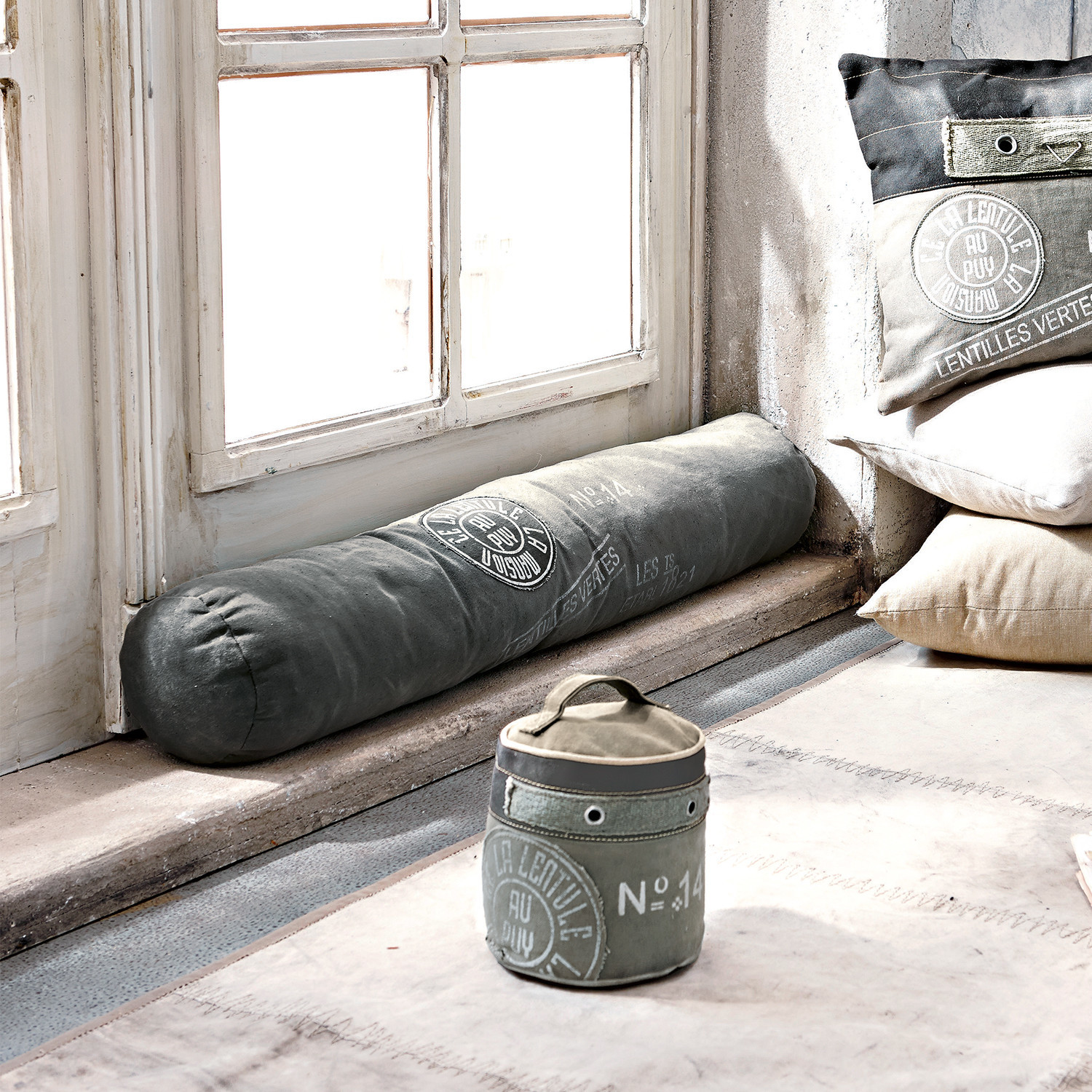 Bas de porte Jake Coussin long et petit contenant en tissu vert avec impression, décoration intérieure près de la fenêtre