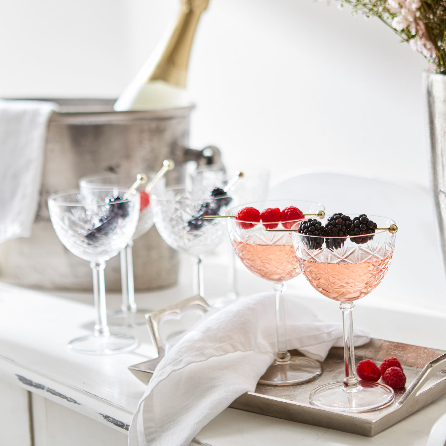 Champagneglas set van 6 Olite Kristallen cocktailglazen met frambozen en bramen op een zilverkleurige serveerschaal