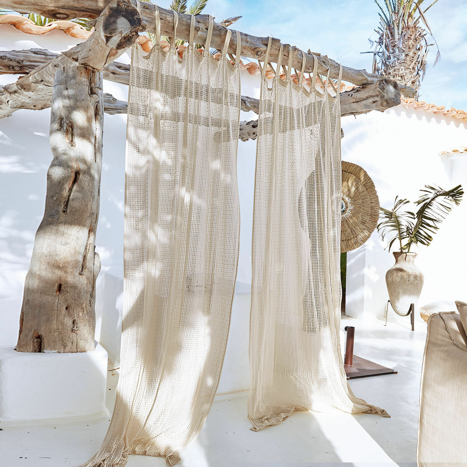 Gordijn Gracemere Beige netgordijn met franjes aan houten frame in lichte mediterrane ruimte