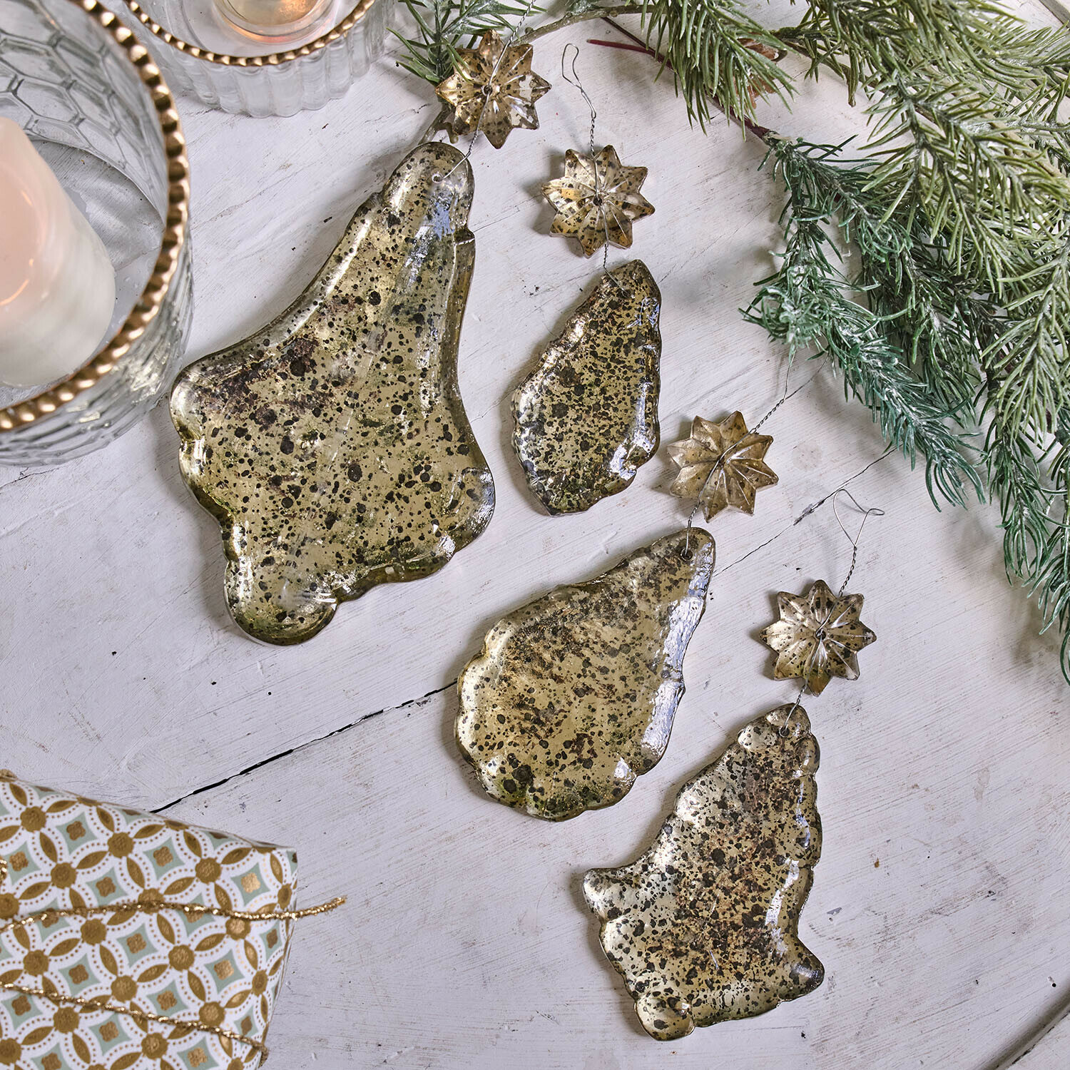 Décorations de Noël, set de 4 Dolenza Ensemble de décorations de Noël en métal doré en forme de cloches et étoiles sur fond blanc