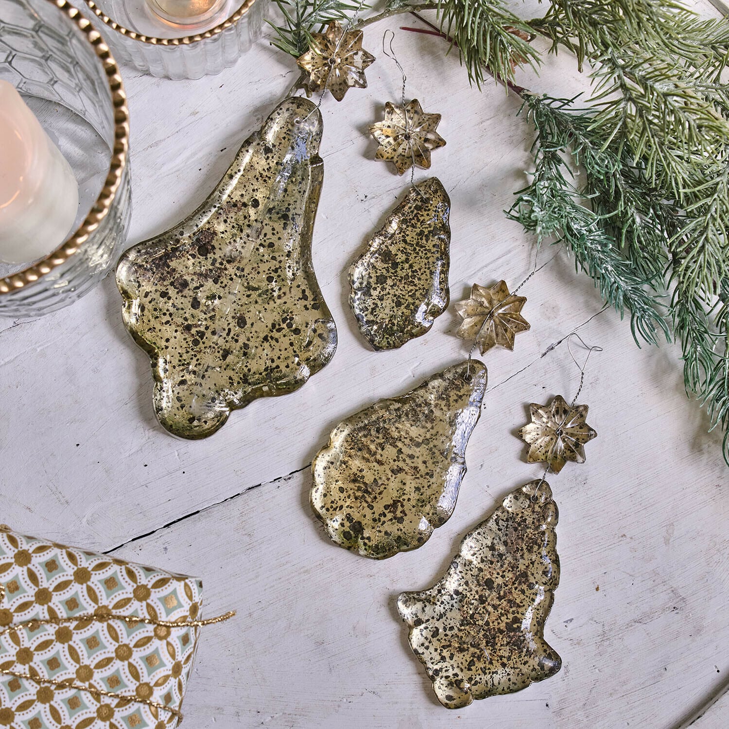 Kerstversiering set van 4 Dolenza Set gouden metalen kerstversieringen in de vorm van bellen en sterren op witte achtergrond