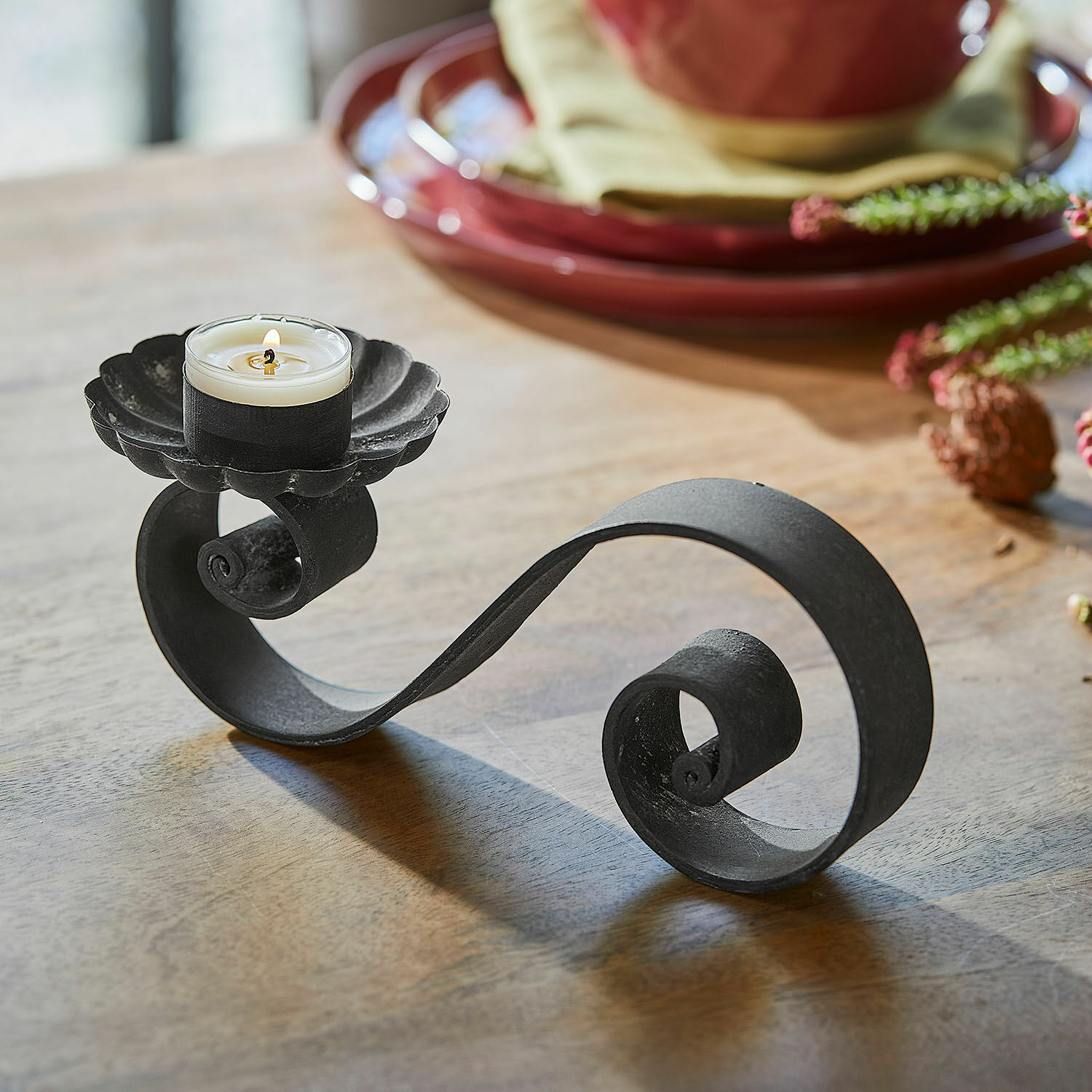 Kaarsenhouder set van 4 Vorelin Zwarte metalen kandelaar met decoratieve krul en witte kaars op houten tafel