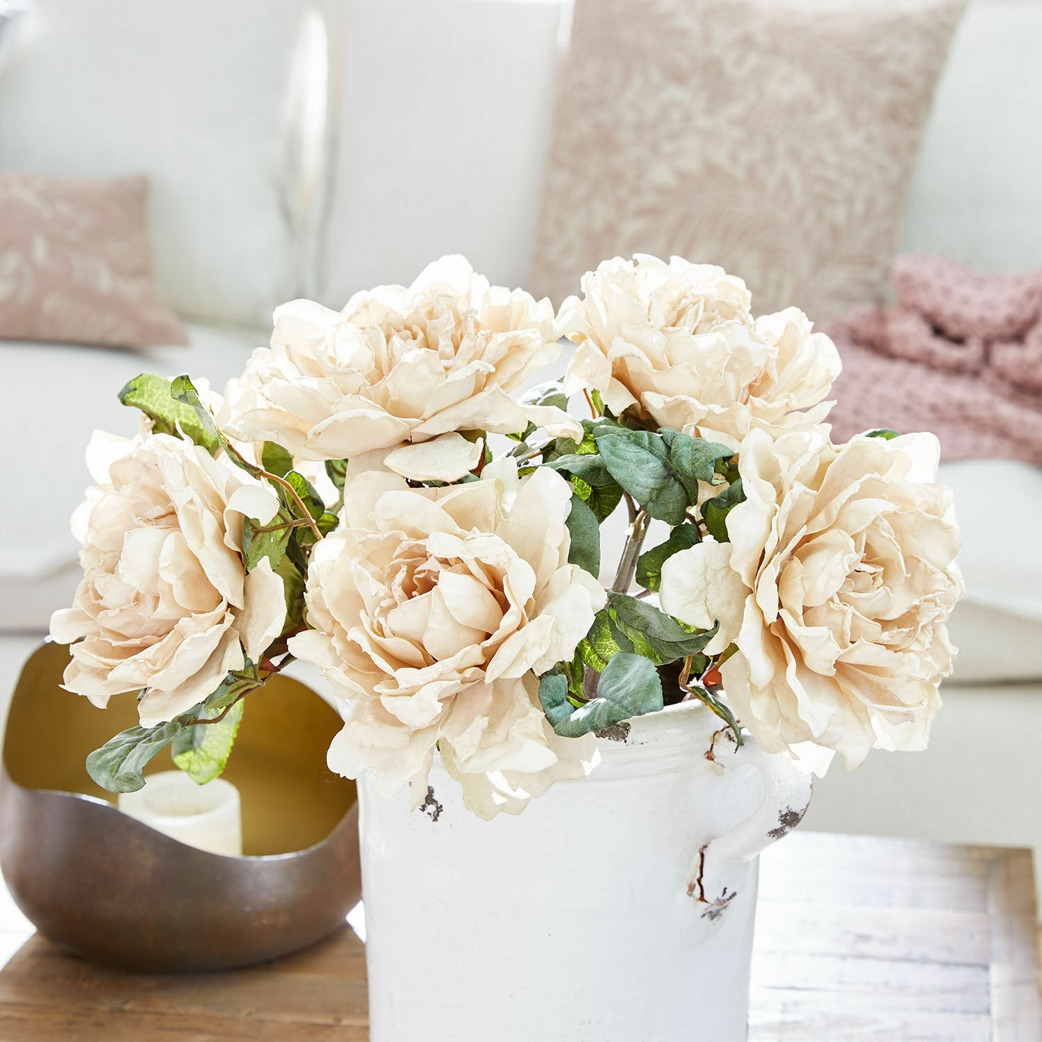 Decoratieve bloem set van 6 Mervix Boeket crèmekleurige kunstrozen in witte keramische vaas op houten tafel in woonkamer
