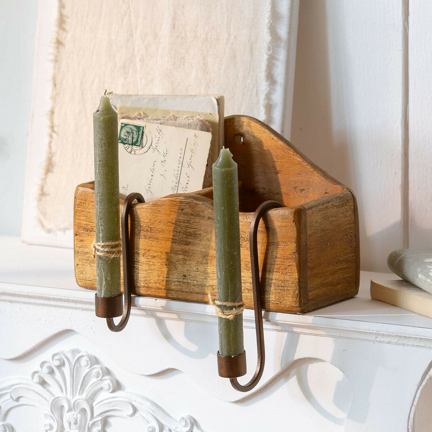 Kandelaar set van 2 Fioriva Houten brievenbak met groene kaarsen en metalen houders op een witte schoorsteenmantel