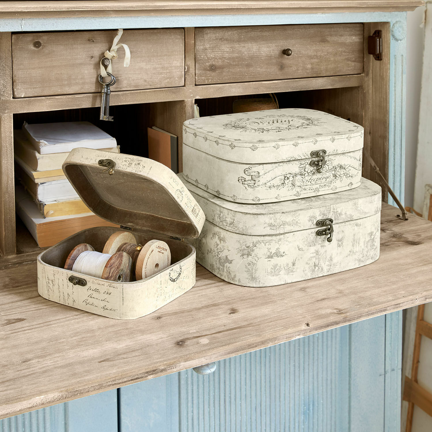 Lot de 3 boîtes Dedwen Ensemble de trois boîtes décoratives crème avec fermoirs métalliques sur un plateau en bois