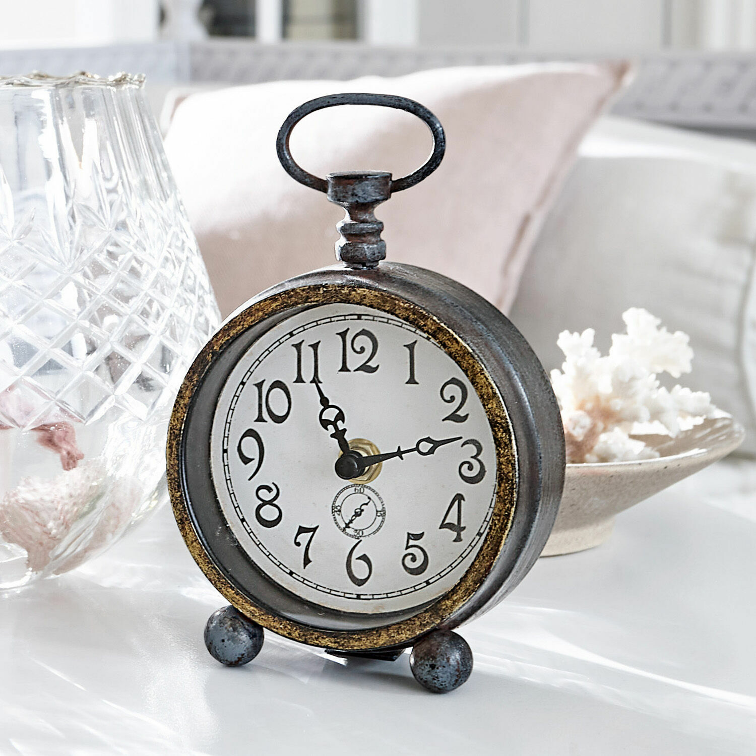 Klok Borvin Vintage metalen tafelklok met witte wijzerplaat en zwarte cijfers op lichte achtergrond