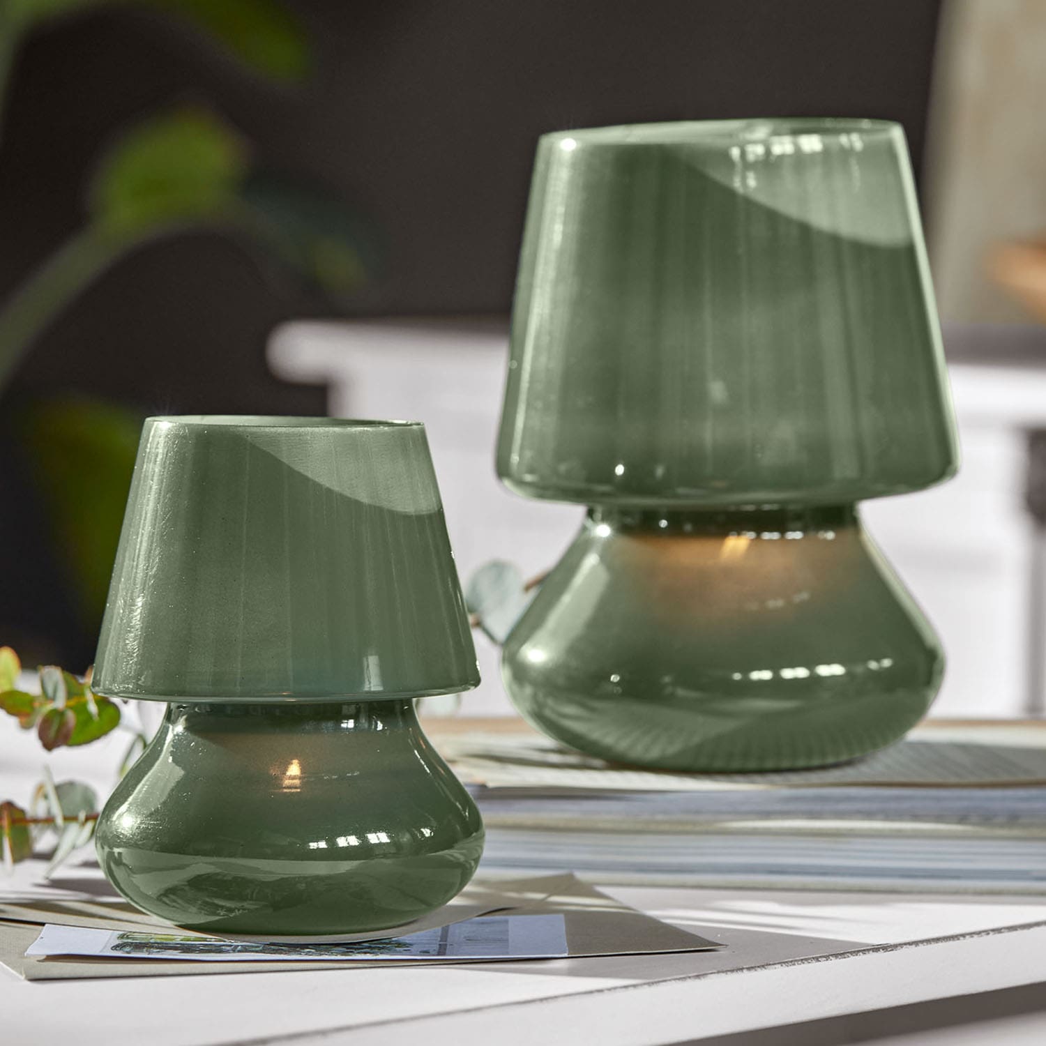 Lampes de table en céramique verte au design moderne sur fond clair pour décoration intérieure