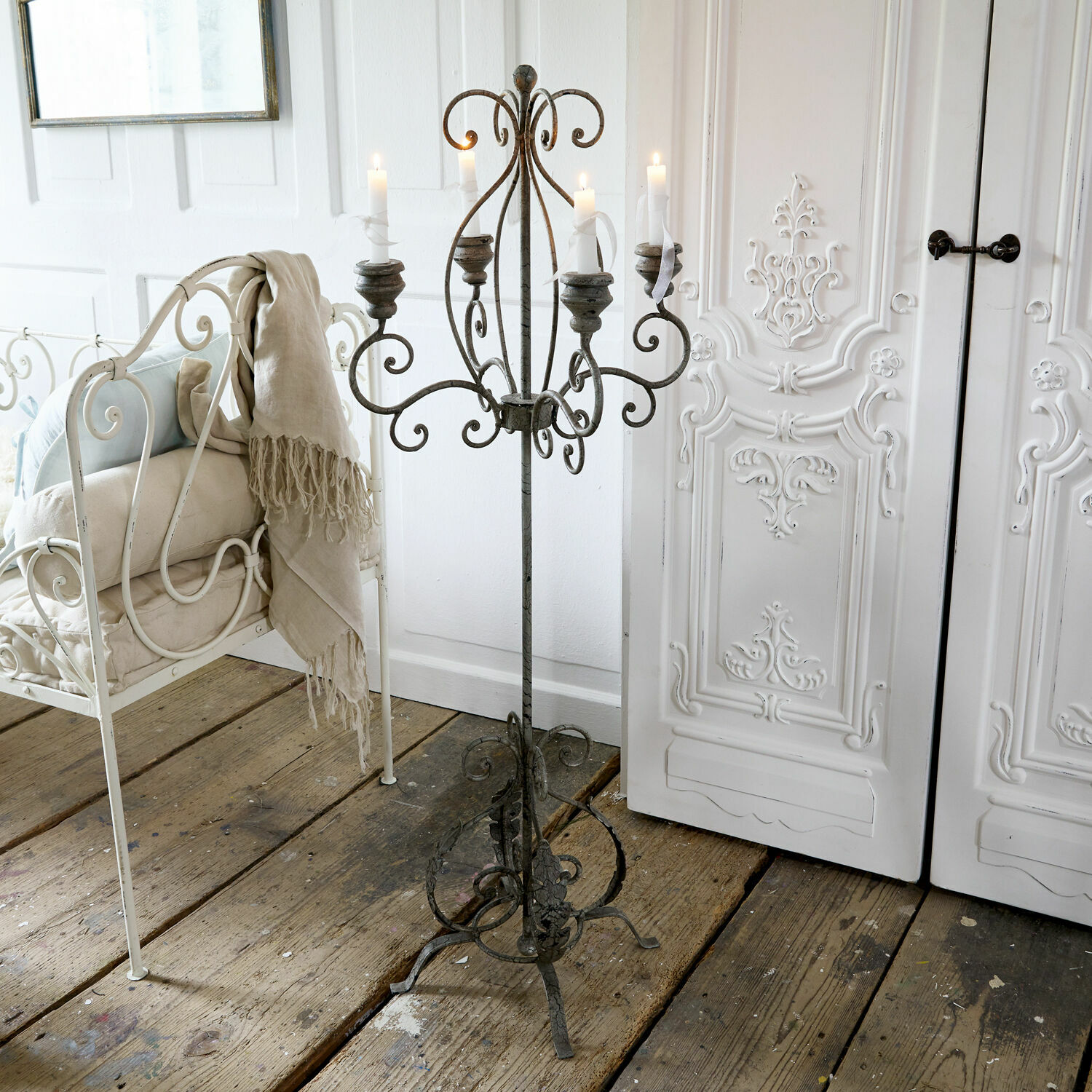 Kandelaar Mandaue Staande smeedijzeren kandelaar in vintage stijl met vijf witte kaarsen op een houten vloer