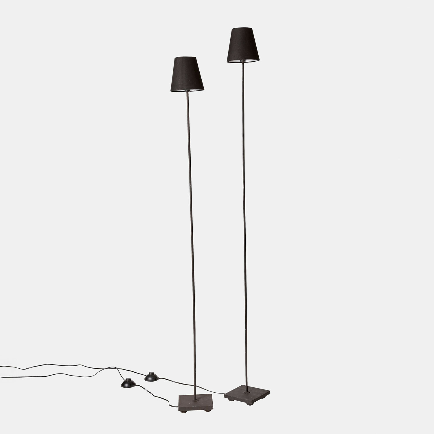 Set van twee zwarte Tacoma vloerlampen met metalen voet en kap, moderne woonkamerverlichting