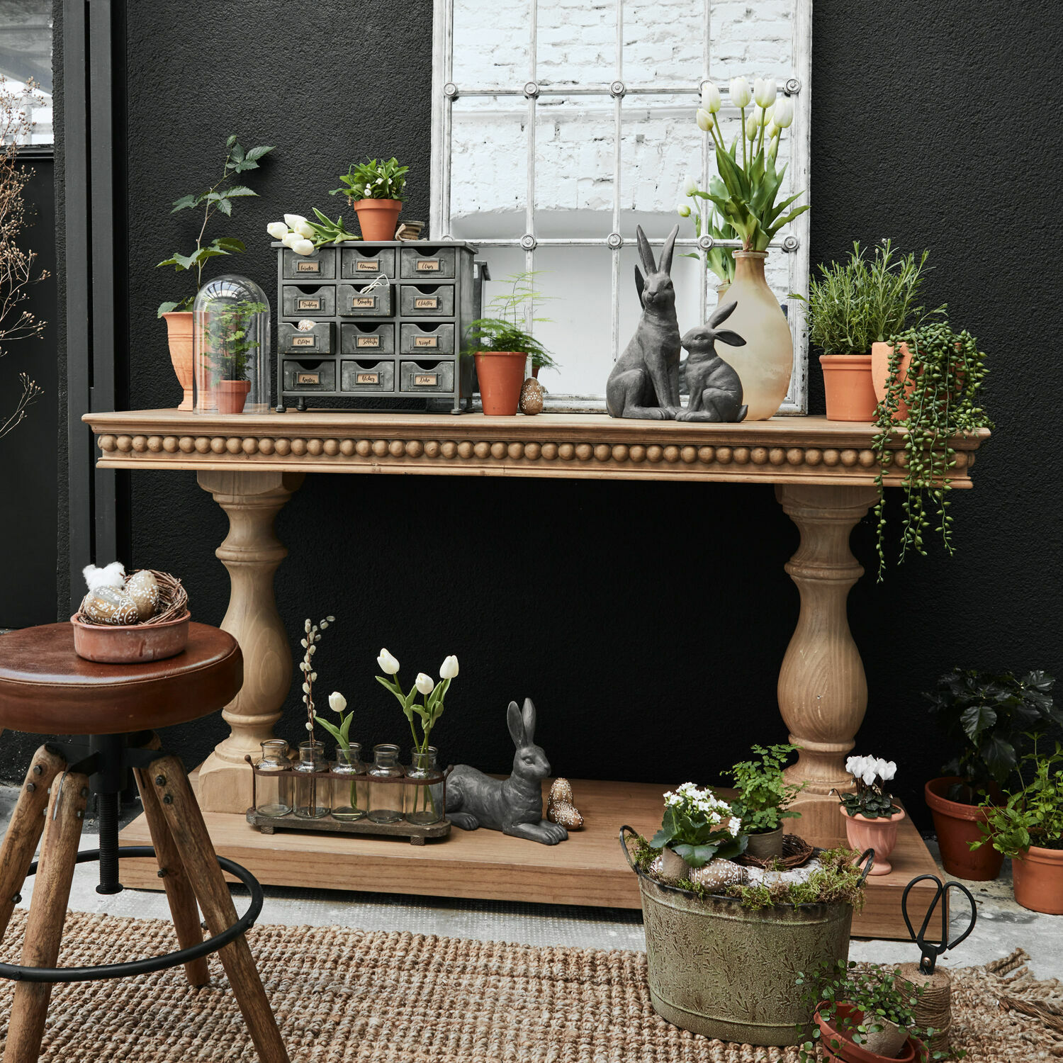 Console Angol Table en bois avec décorations rustiques, figurines de lapins en métal et pots de plantes