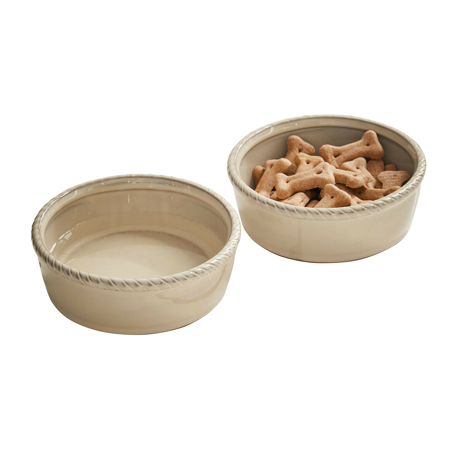 Lot de 2 gamelles Pawilo Deux gamelles en céramique beige pour chien avec bord décoratif, une remplie de biscuits en forme d'os, bols pour nourriture et eau