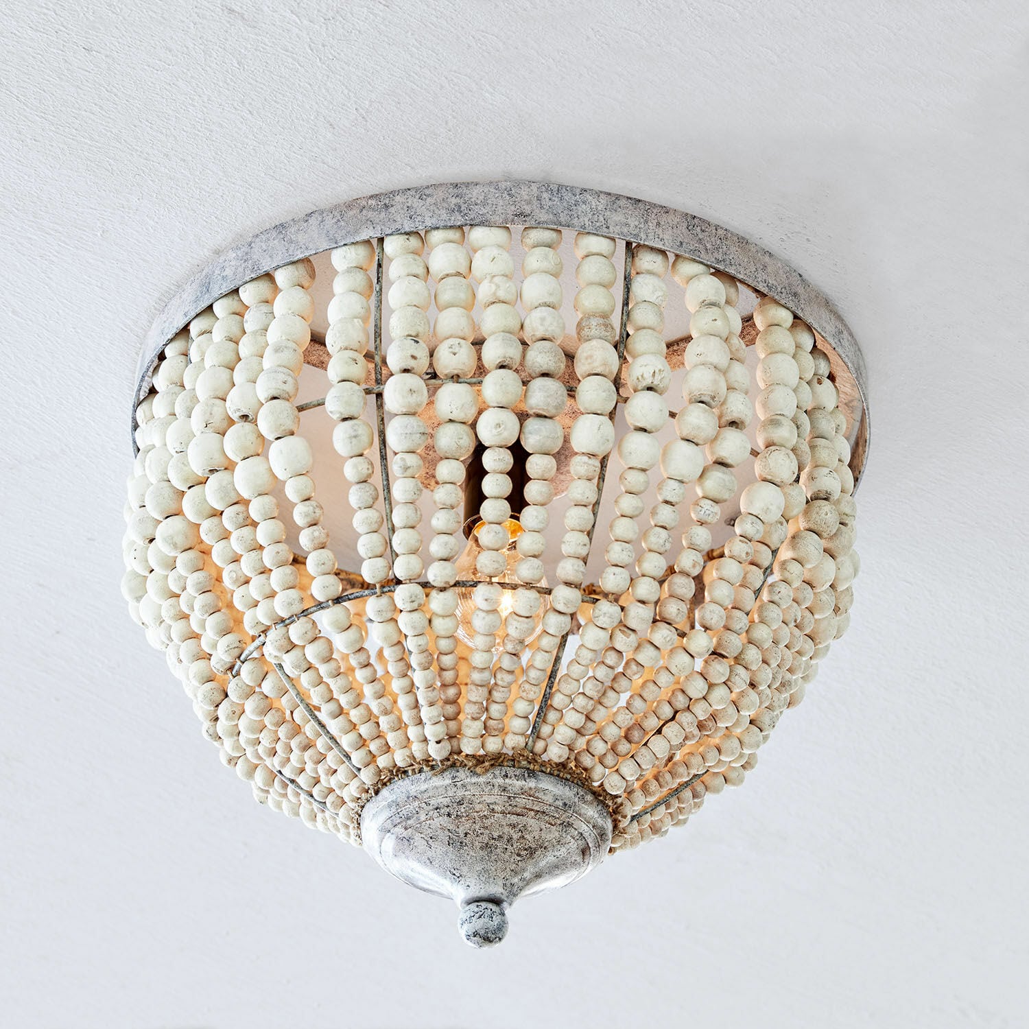 Plafondlamp Antereen Plafondlamp van witte houten kralen en metaal in vintage stijl voor stijlvolle interieurdecoratie