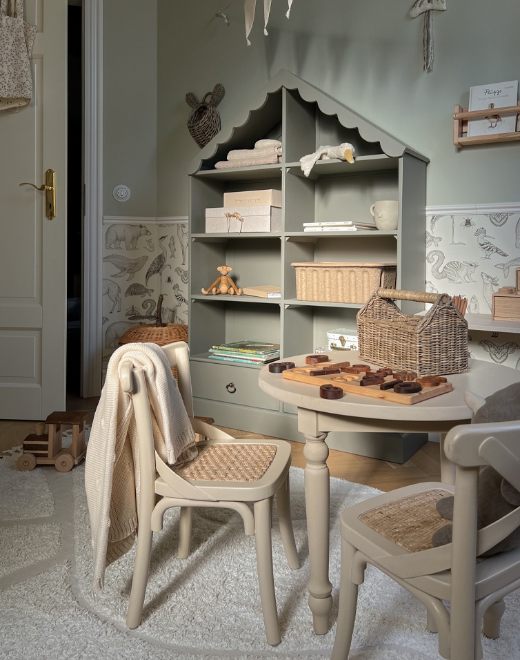 Kinderkamer met grijsgroene huisvormige kast en beige stoelen met gevlochten zitting