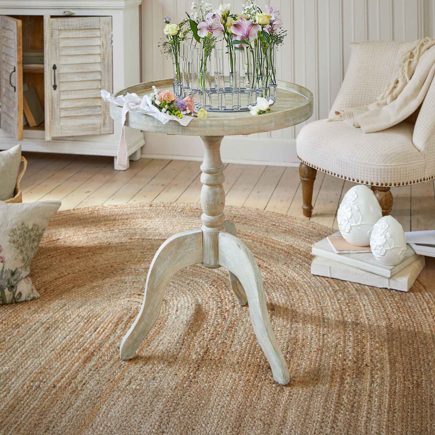 Table d'appoint Brookdale Table ronde en bois clair style vintage avec décoration florale sur le dessus dans un salon cosy
