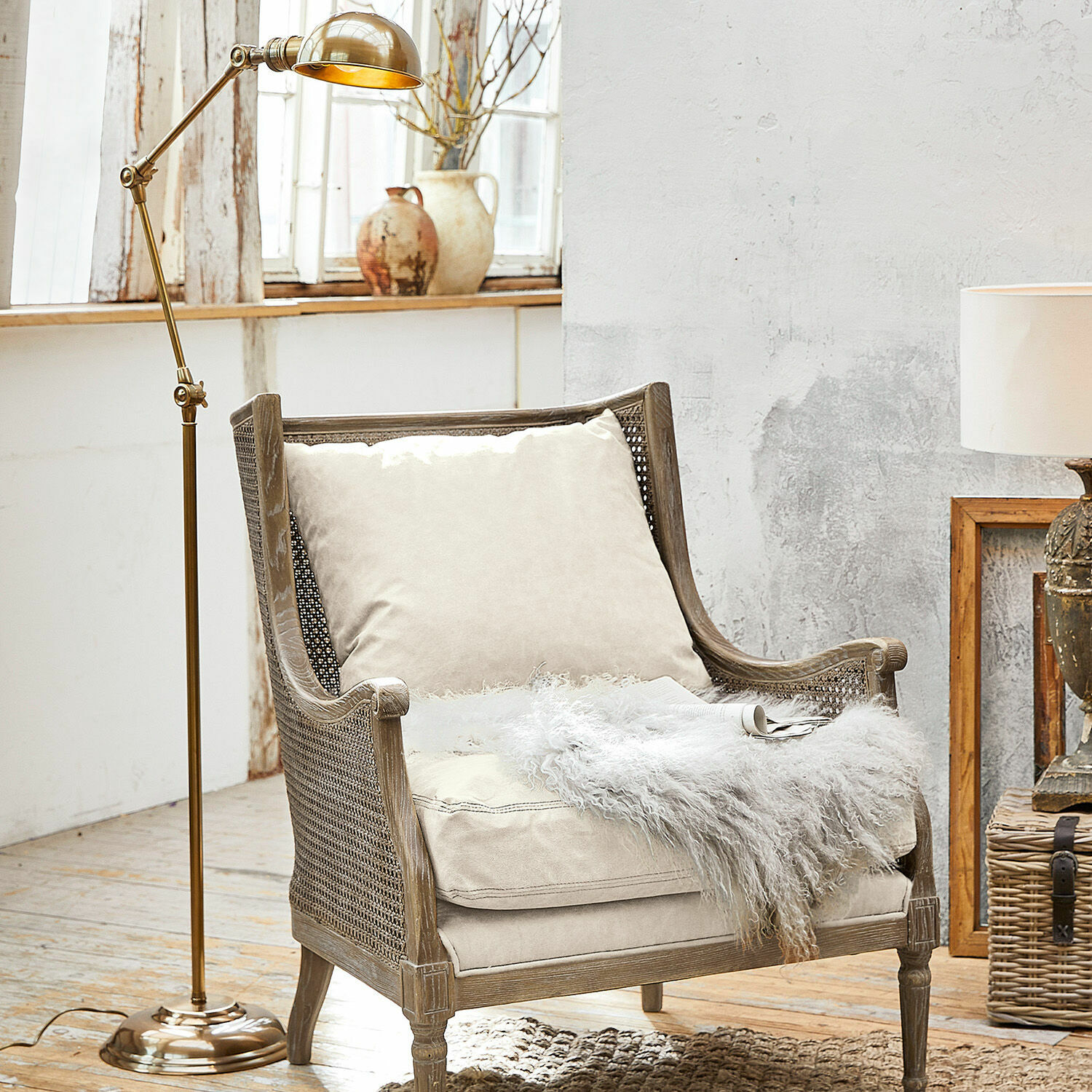 Lampadaire Tulsa Fauteuil beige en bois avec coussin moelleux dans un style vintage pour salon