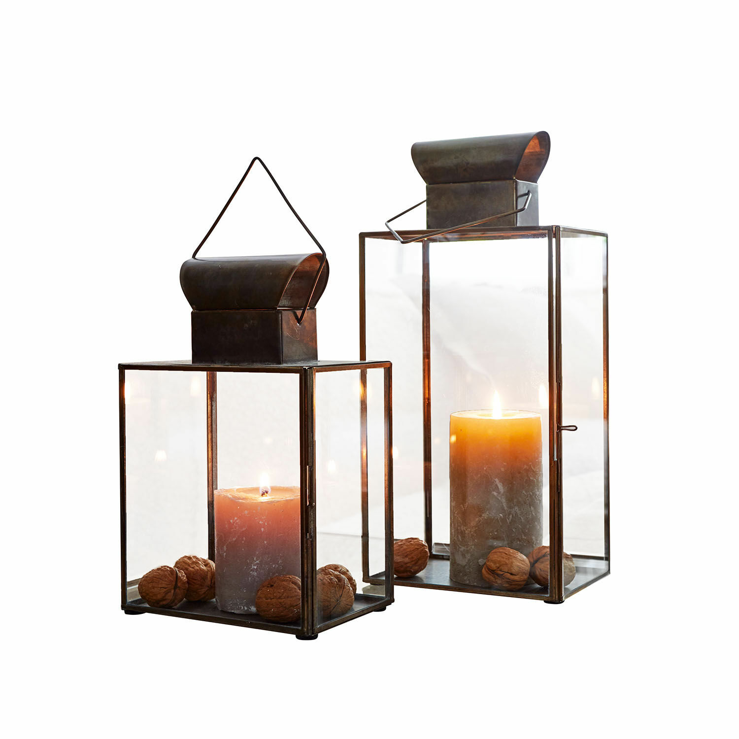 Lantaarn set van 2 Pluton Twee metalen lantaarns met helder glas en bruine kaarsen, versierd met walnoten