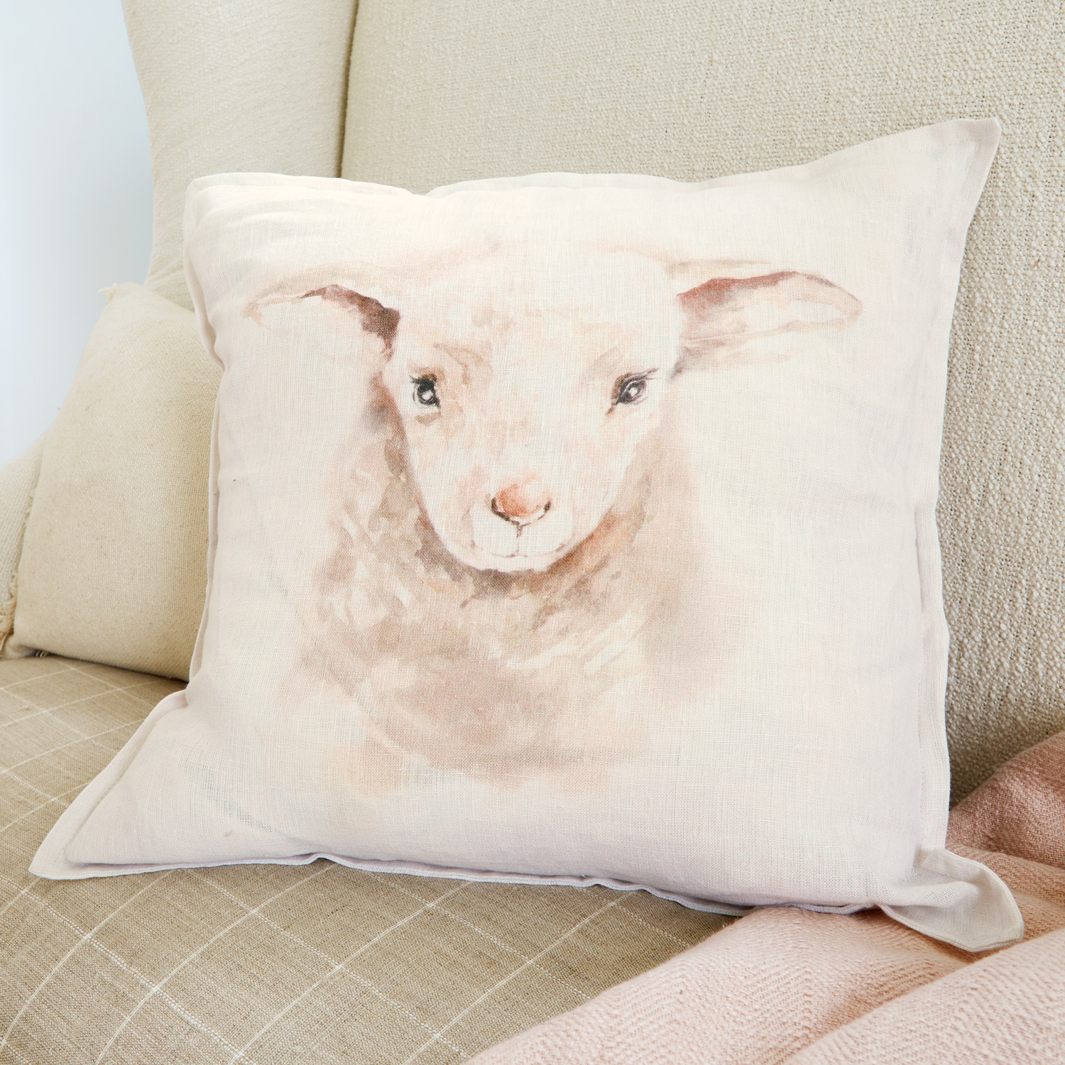 Coussin décoratif en lin beige avec impression d'agneau pour un intérieur cosy et naturel