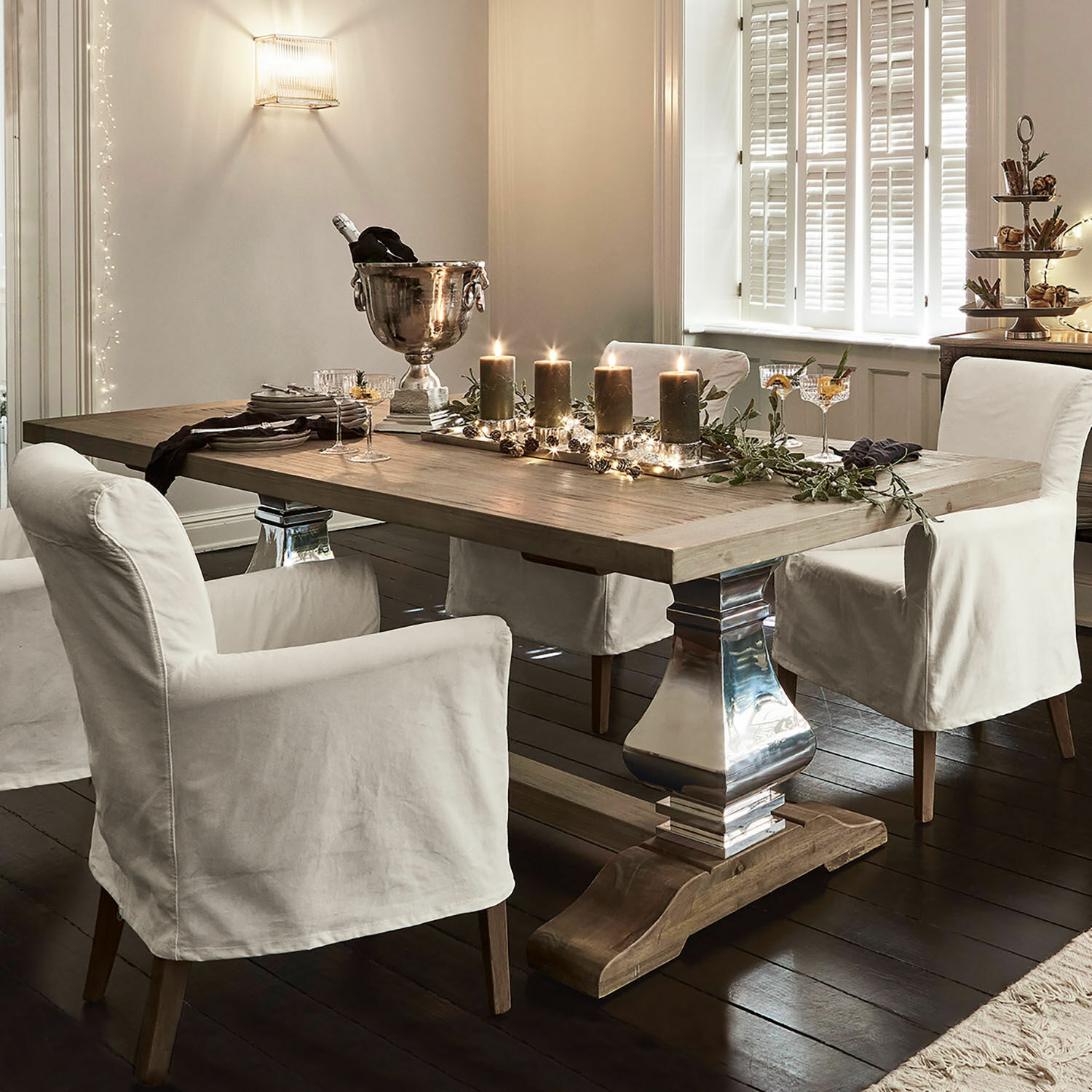 Table Filton Table à manger en bois clair avec pieds en métal et chaises blanches dans un intérieur élégant