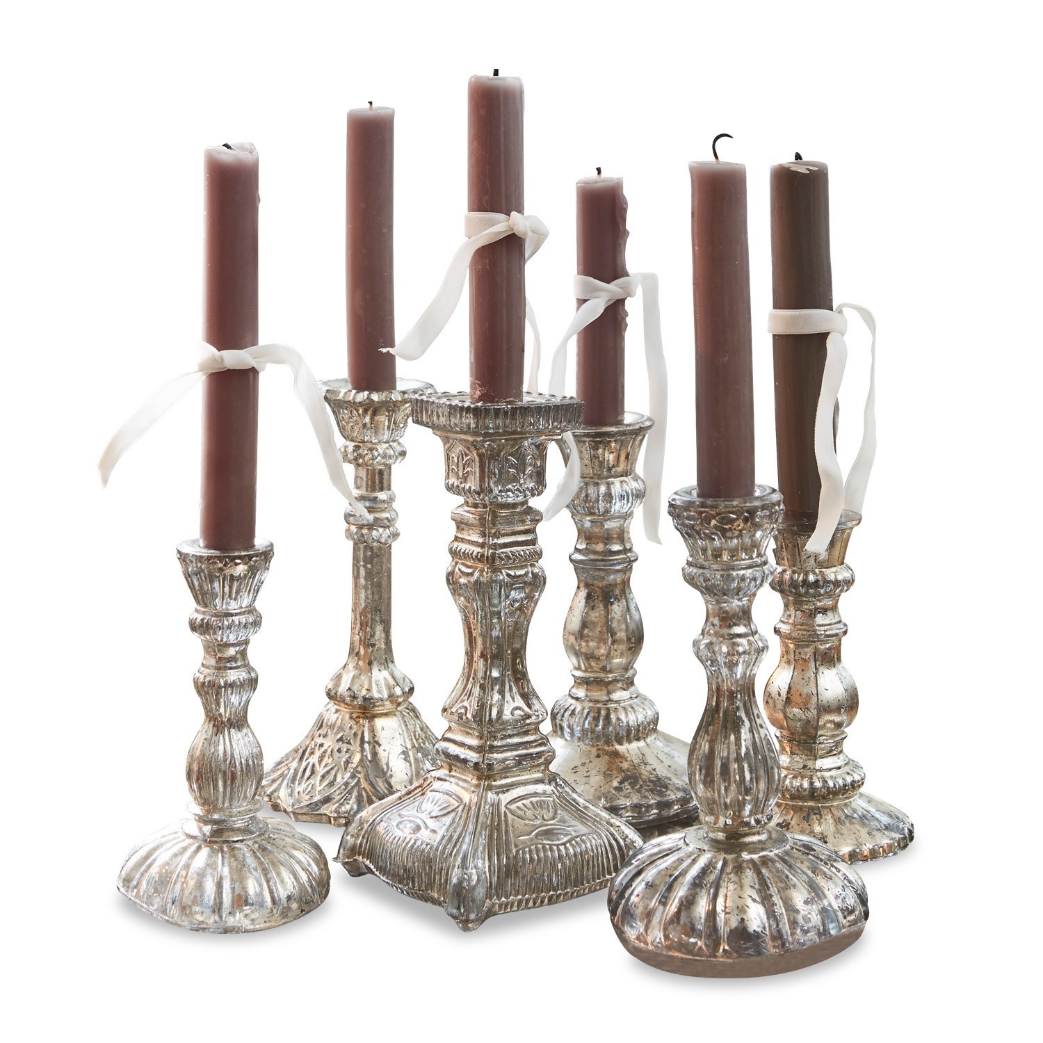 Kandelaar set van 6 Adolpha Set van zes zilveren kandelaars met bruine kaarsen en witte linten, stijlvolle tafeldecoratie