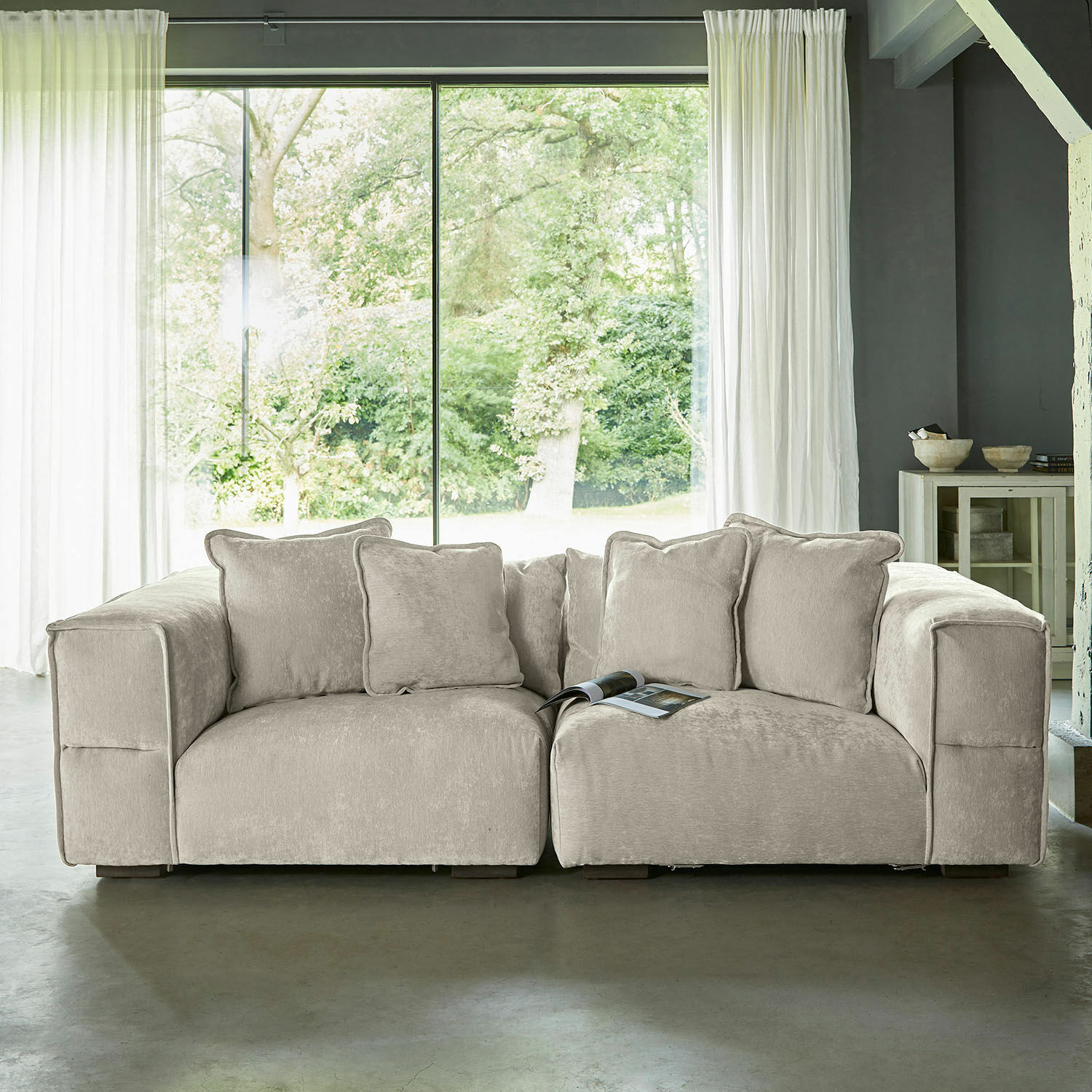 Bank Gémonville Beige bank van zachte stof met kussens, modern meubel voor woonkamer bij groot raam