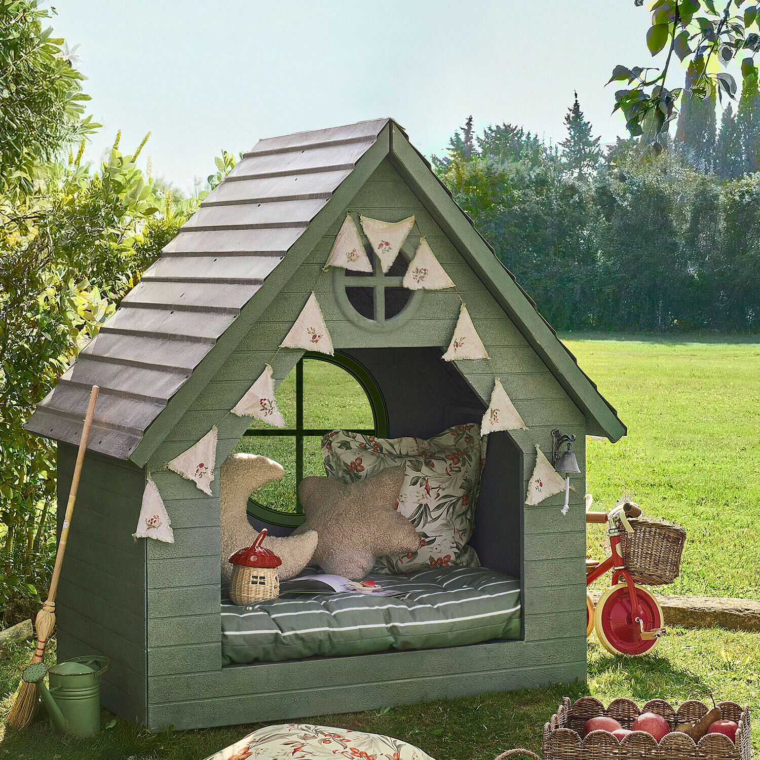 Slinger Hoplet Groen houten tuinhuisje met kussens en decoratieve vlaggetjes, gezellige plek om te ontspannen