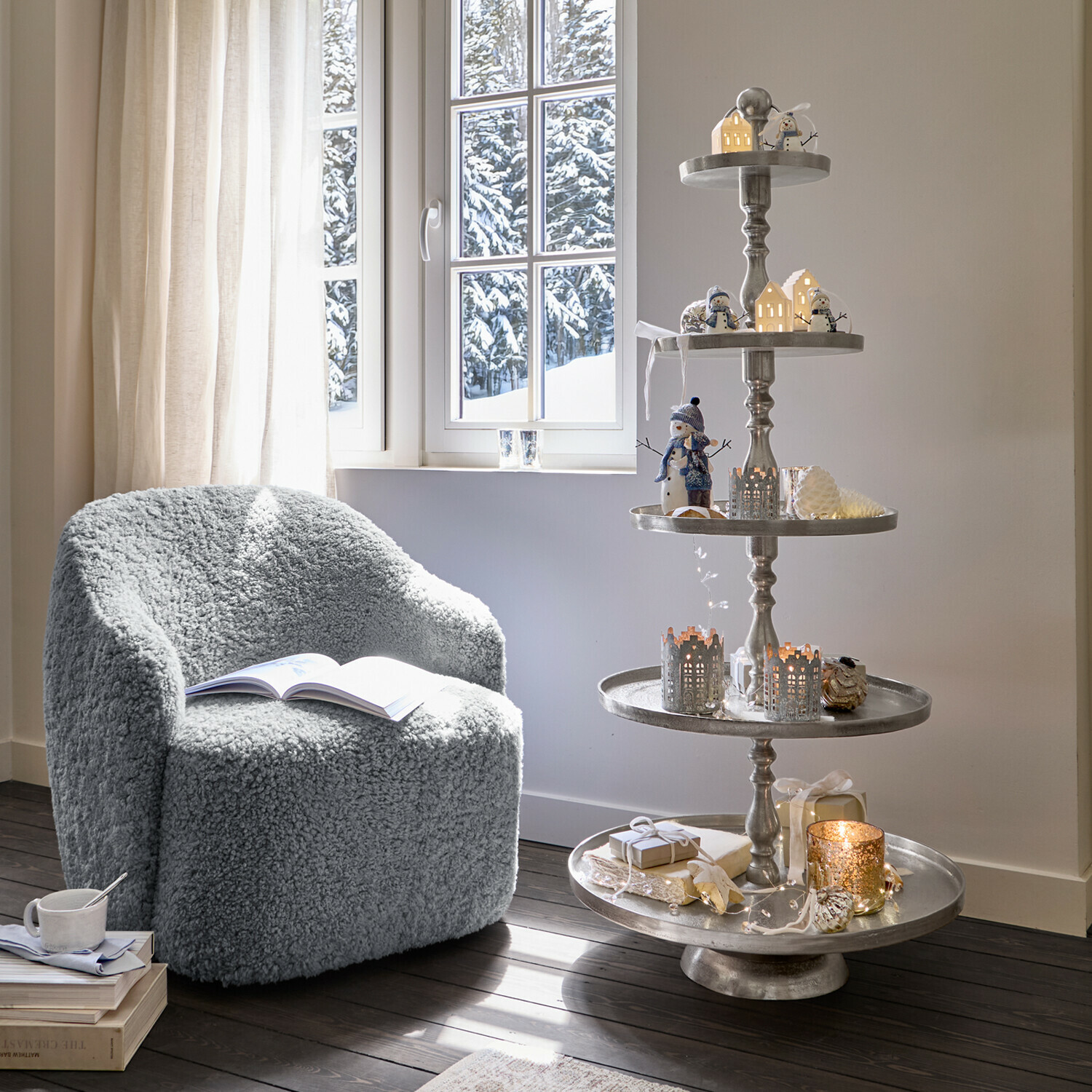 Decoratieve sneeuwpop met kind Tedvik