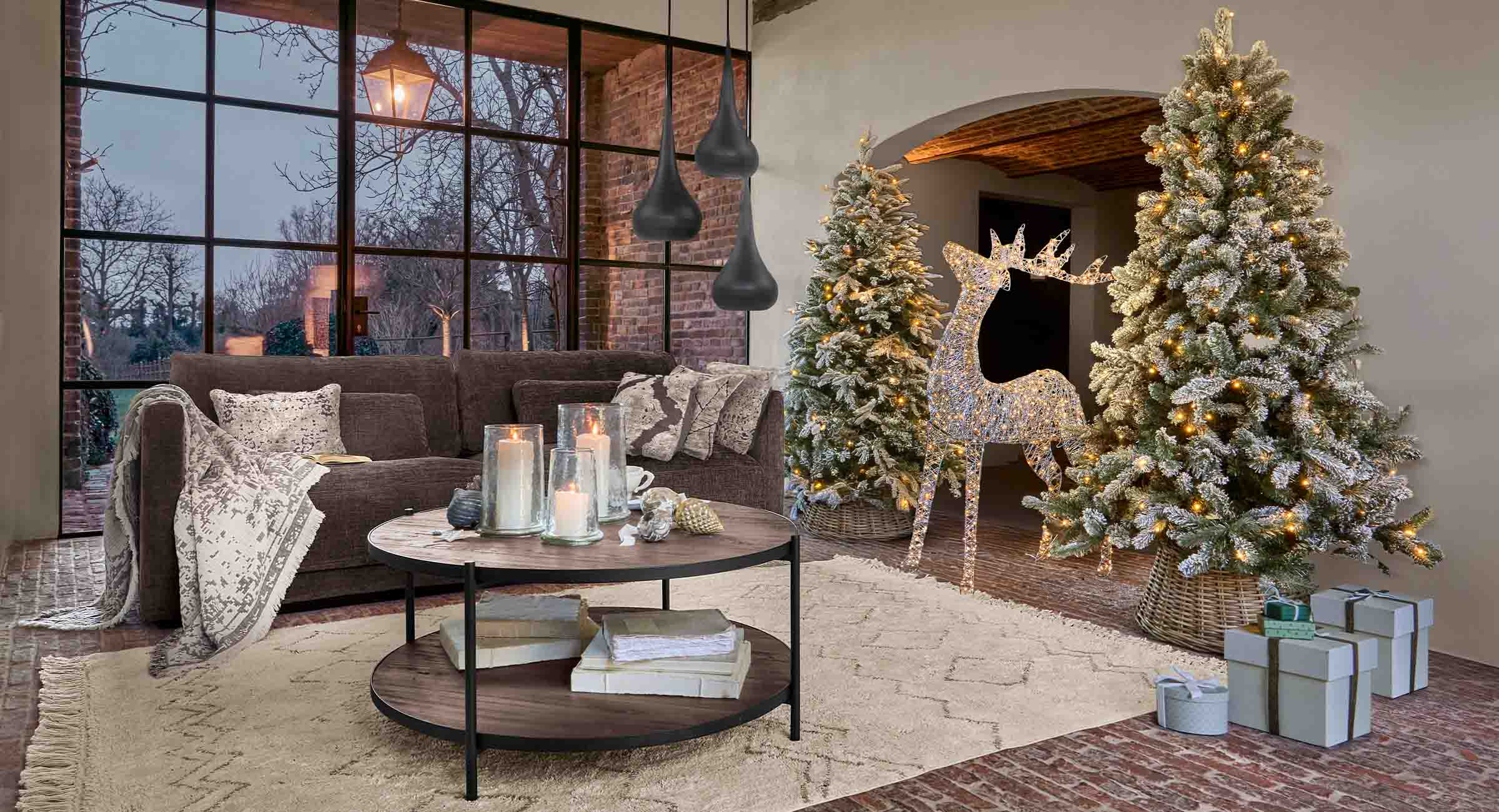 Gezellige woonkamer met bruine bank, verlichte kerstbomen en decoratieve LED-kerstrendier
