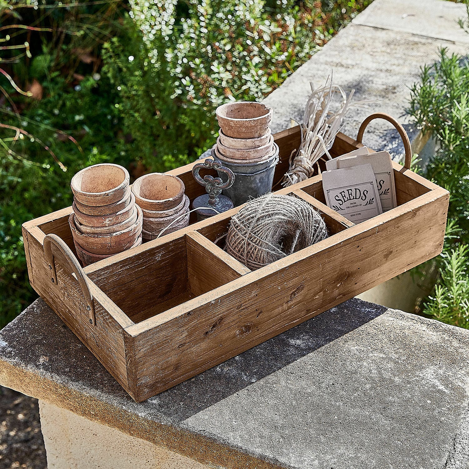 Plateau Jixel Caisse en bois compartimentée avec pots, ficelle et sachets de graines pour jardinage extérieur