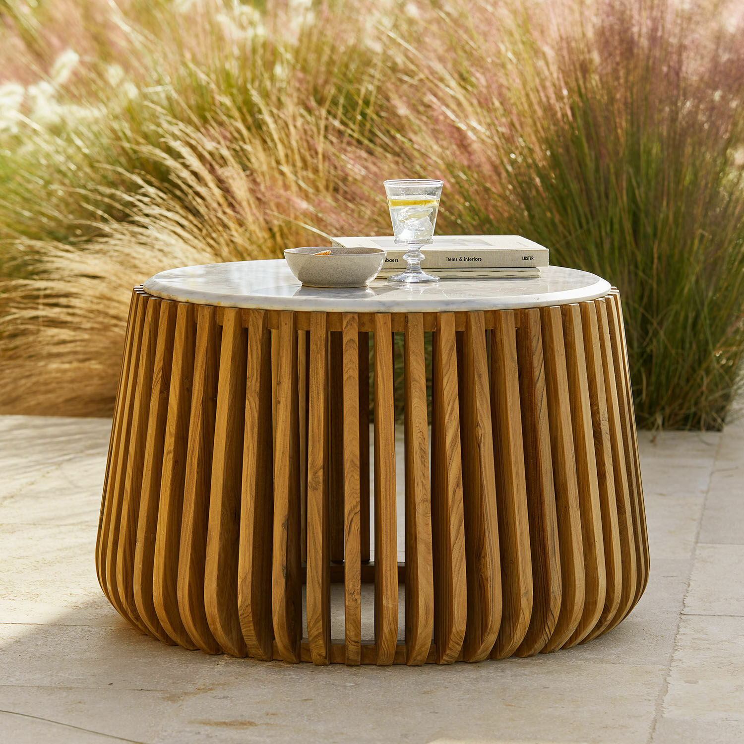 Table basse Urbeline Table basse ronde avec base en bois et plateau en marbre blanc, mobilier d'extérieur élégant