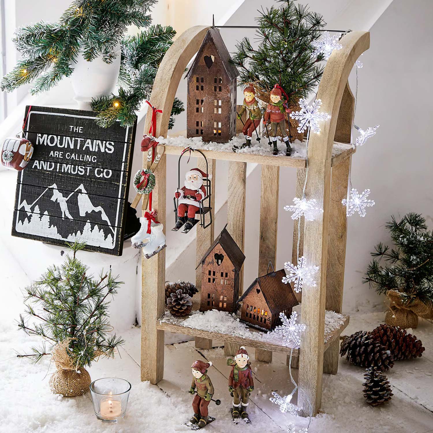 Décoration en bois de Noël avec figurines de skieurs, Père Noël et maisons sur neige artificielle