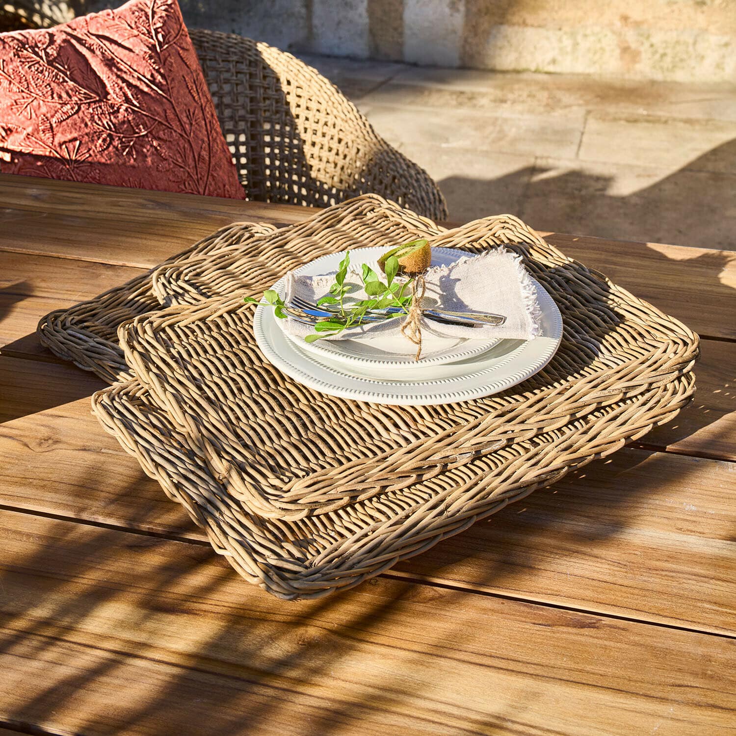 Placemat set van 4 Mossbury Set van rechthoekige rieten placemats in natuurlijke kleur met wit bord en bestek op houten tafel