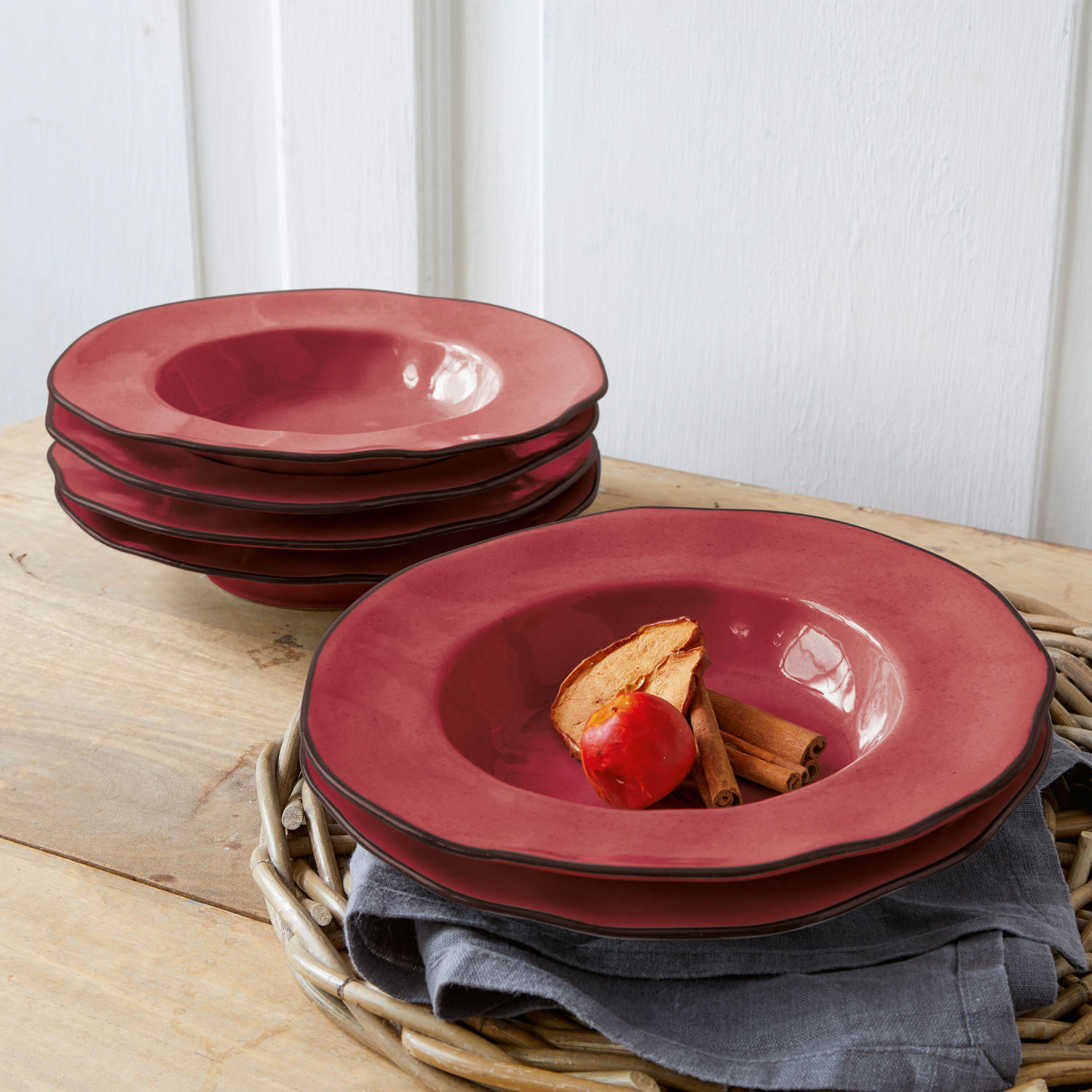 Soepbord set van 6 Biarré Set rode keramische diepe borden op houten tafel met kruiden decoratie