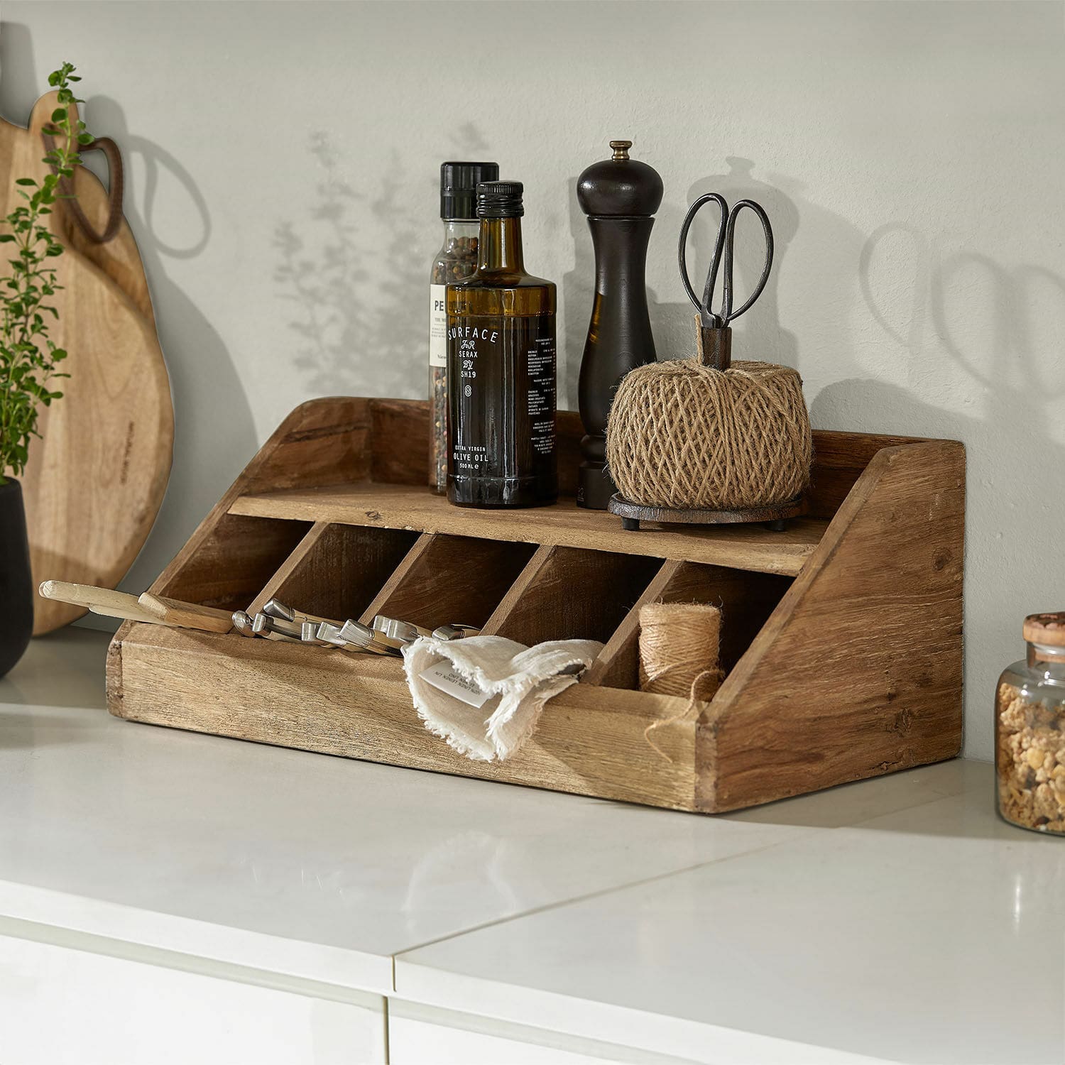 Range-couverts Ursélie Organisateur de cuisine en bois naturel avec compartiments et épices sur un plan de travail blanc