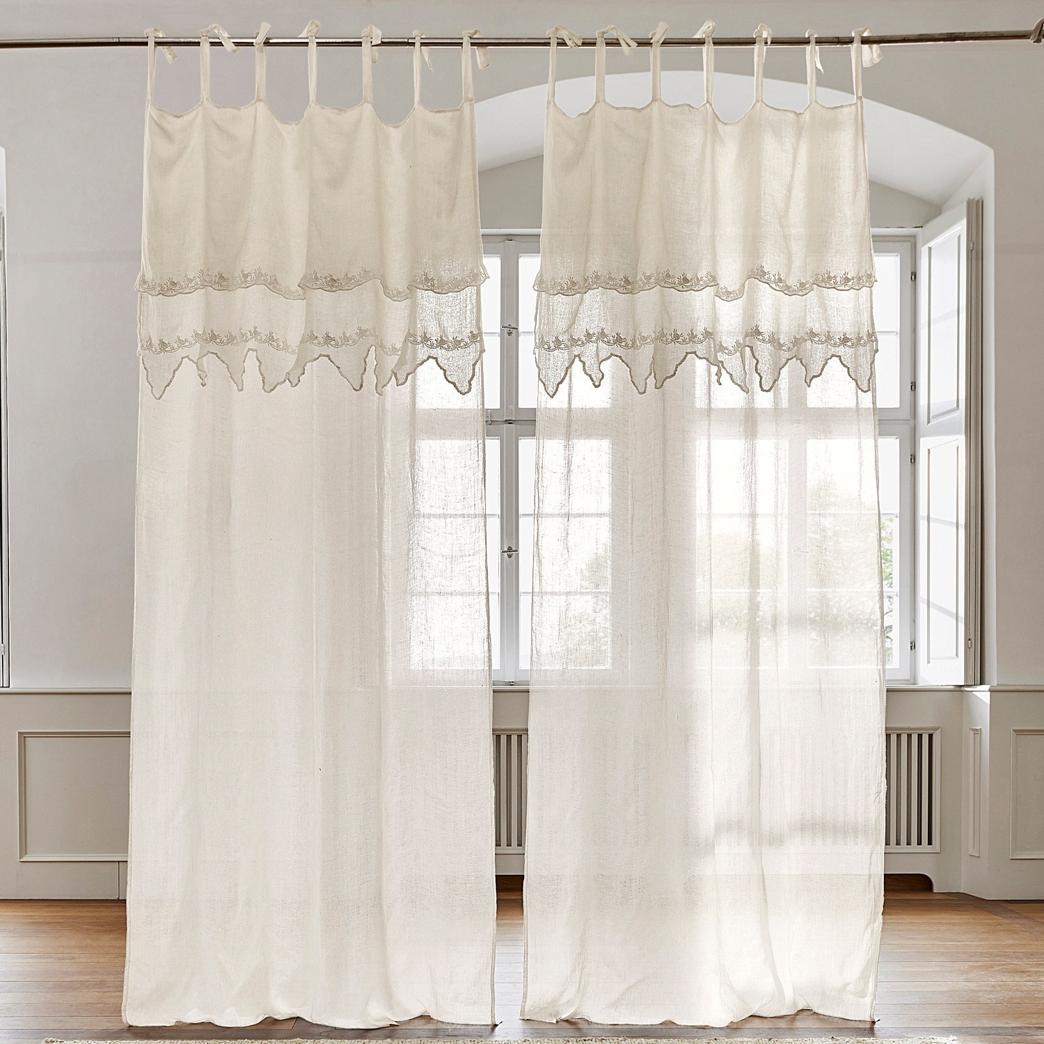 Gordijn Melania Beige gordijn van lichte stof met geborduurd patroon, stijlvolle raamdecoratie voor woonkamer